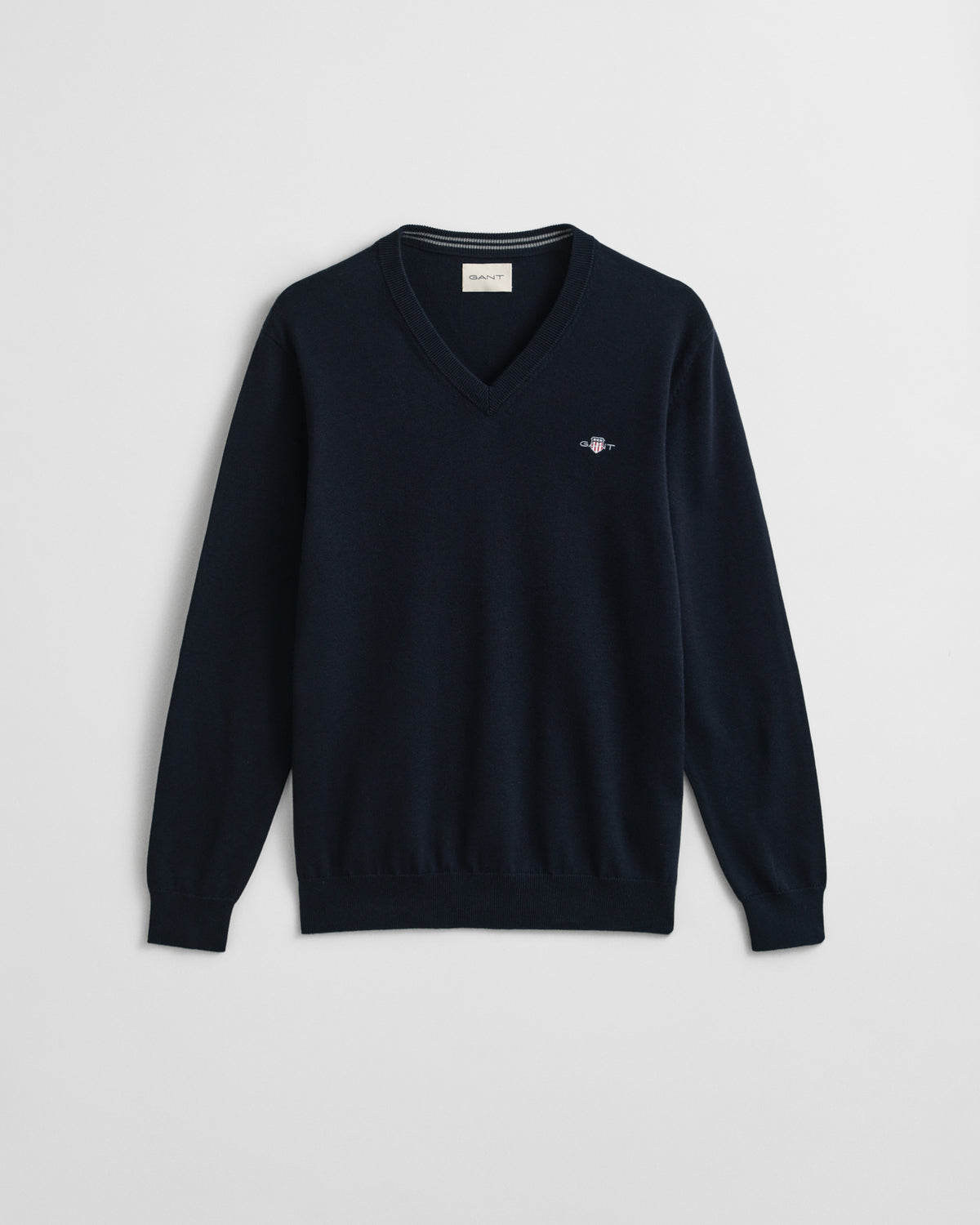 EVENING BLUE, CLASSIC COTTON V-NECK, FLAT-LAY BY GANT AU.