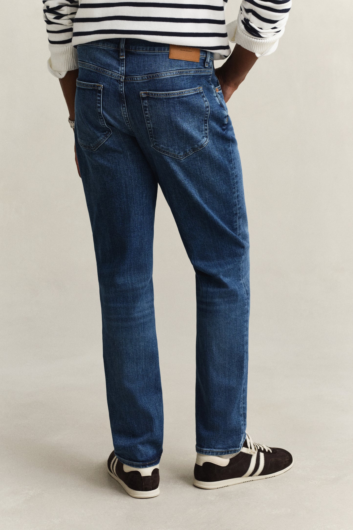 MID BLUE BROKEN IN, Classic Regular Denim Jeans, BACK-VIEW BY GANT AU.