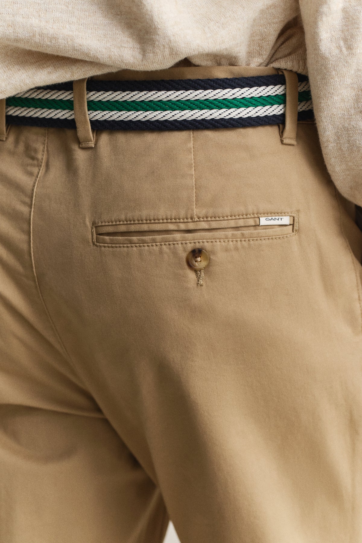 DARK KHAKI, Classic Slim Chinos, CLOSE-UP BY GANT AU.