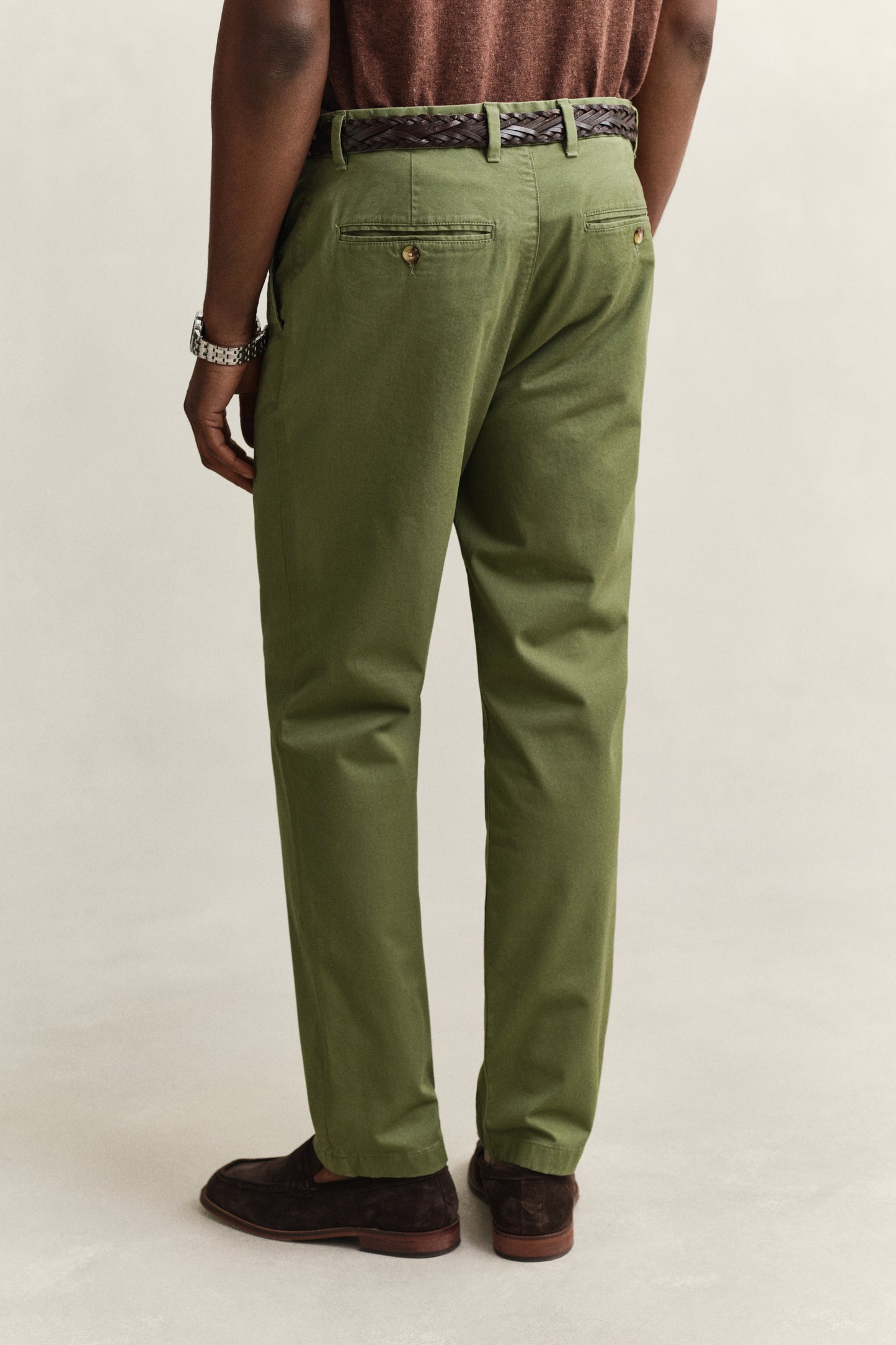 DRY HERB GREEN, Classic Regular Chinos, BACK-VIEW BY GANT AU.