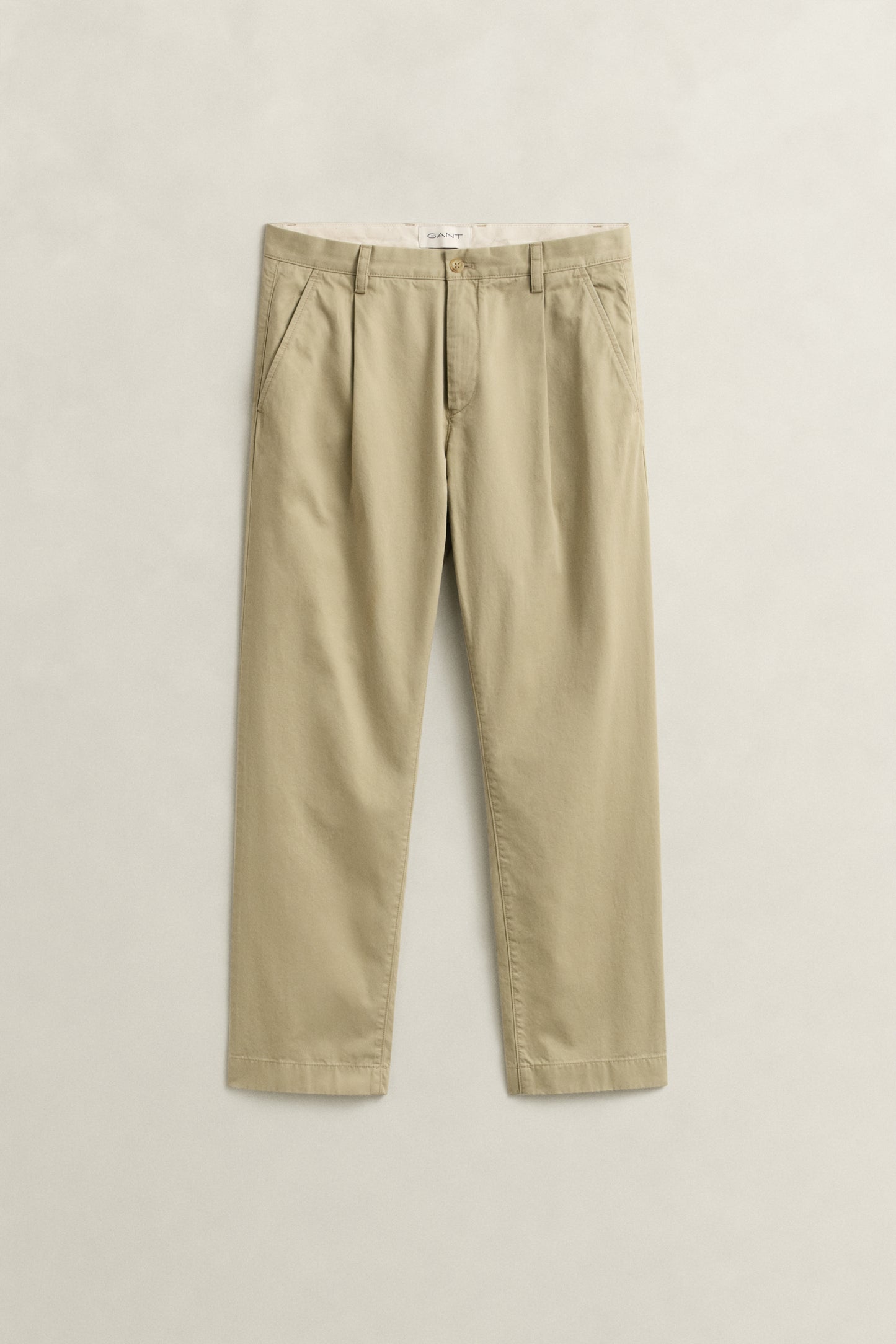 WOODY BEIGE, REG PLEATED COTTON TWILL CHINOS, FLAT-LAY BY GANT AU.