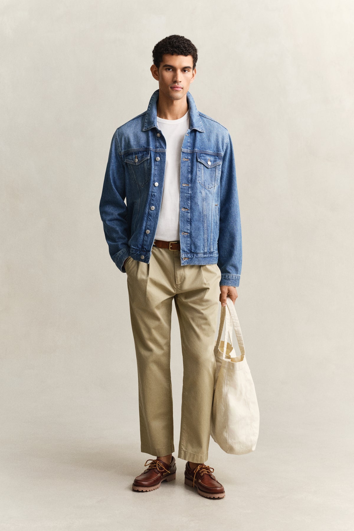 WOODY BEIGE, REG PLEATED COTTON TWILL CHINOS BY GANT AU.