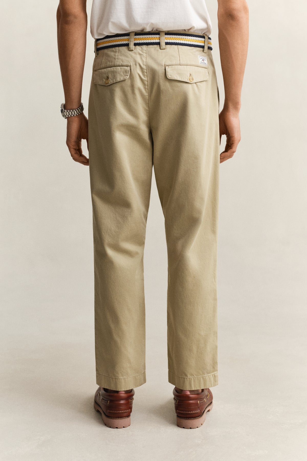 WOODY BEIGE, REG PLEATED COTTON TWILL CHINOS, BACK-VIEW BY GANT AU.