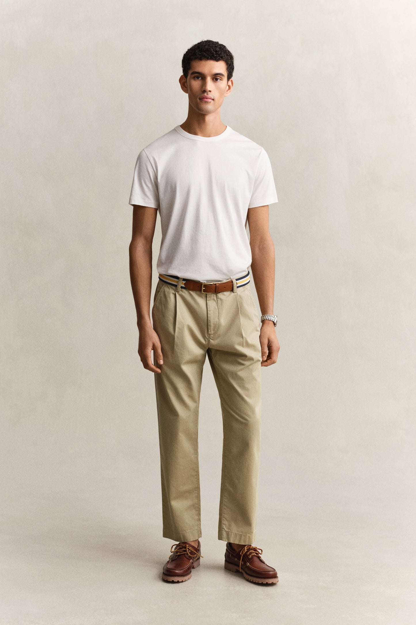 WOODY BEIGE, REG PLEATED COTTON TWILL CHINOS, FRONT-VIEW BY GANT AU.