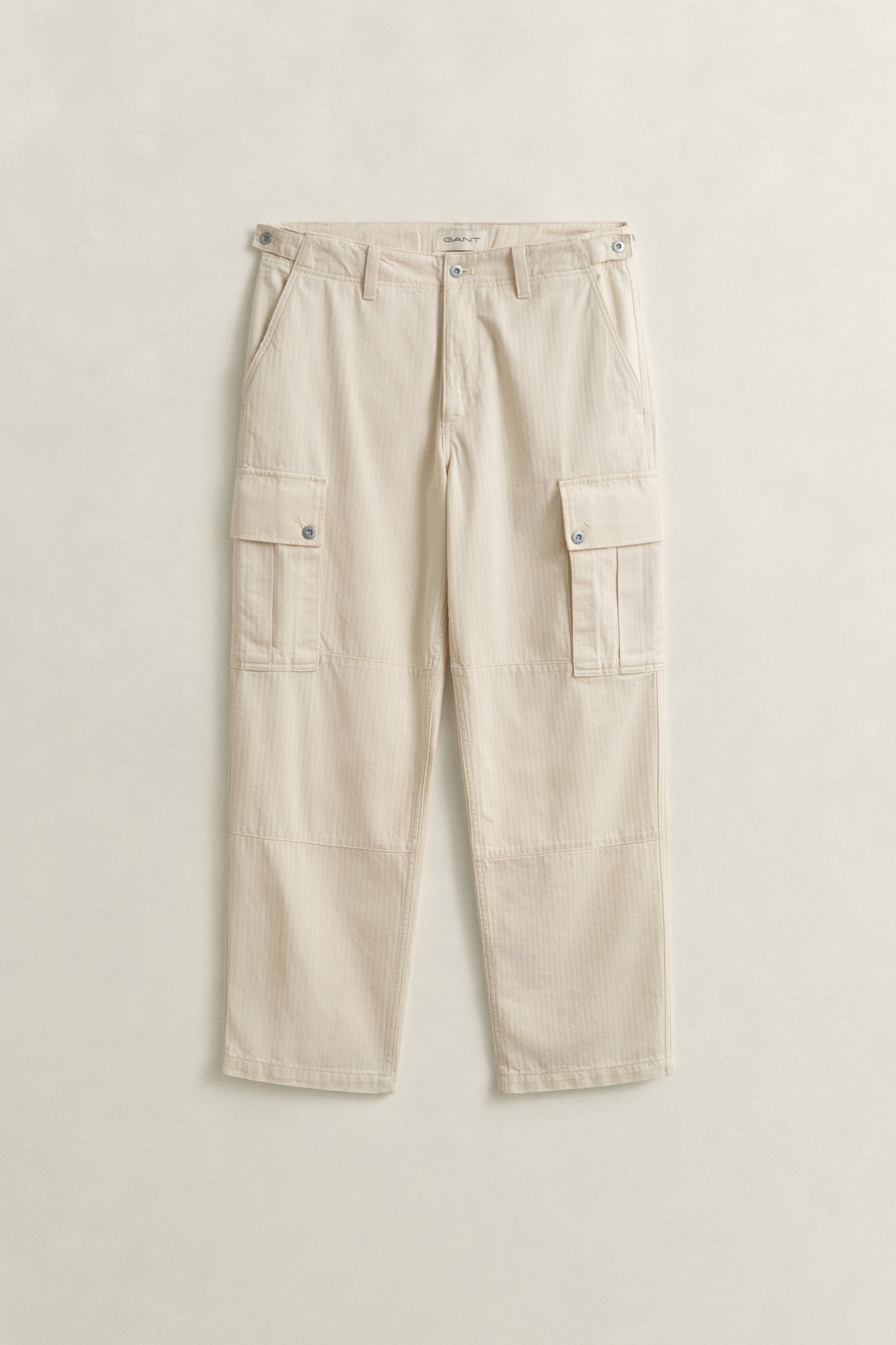 CREAMED WHITE, REL HERRINGBONE CARGO PANTS, FLAT-LAY BY GANT AU.