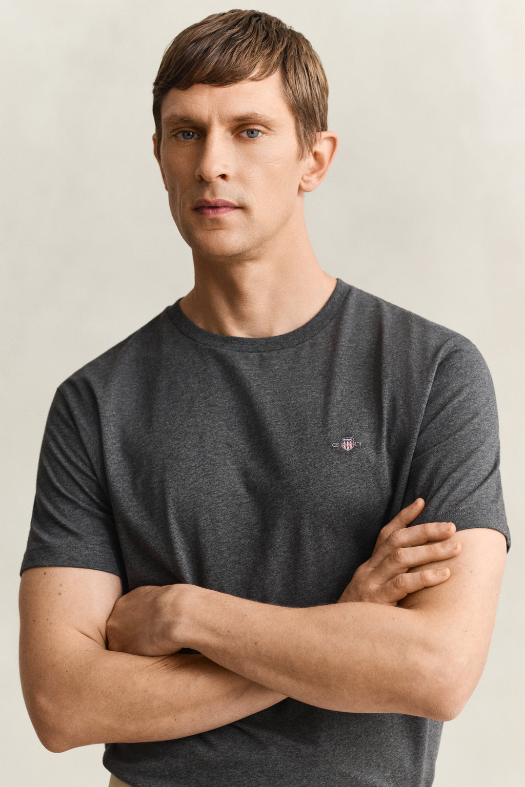 ANTRACIT MELANGE, Shield T-Shirt, CLOSE-UP BY GANT AU.
