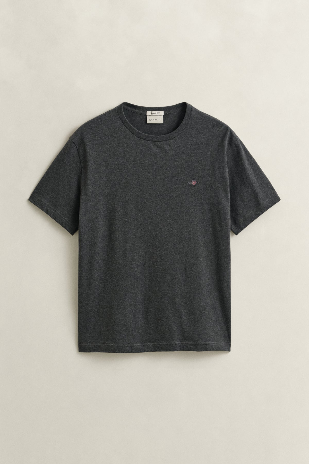ANTRACIT MELANGE, REG SHIELD SS T-SHIRT, FLAT-LAY BY GANT AU.