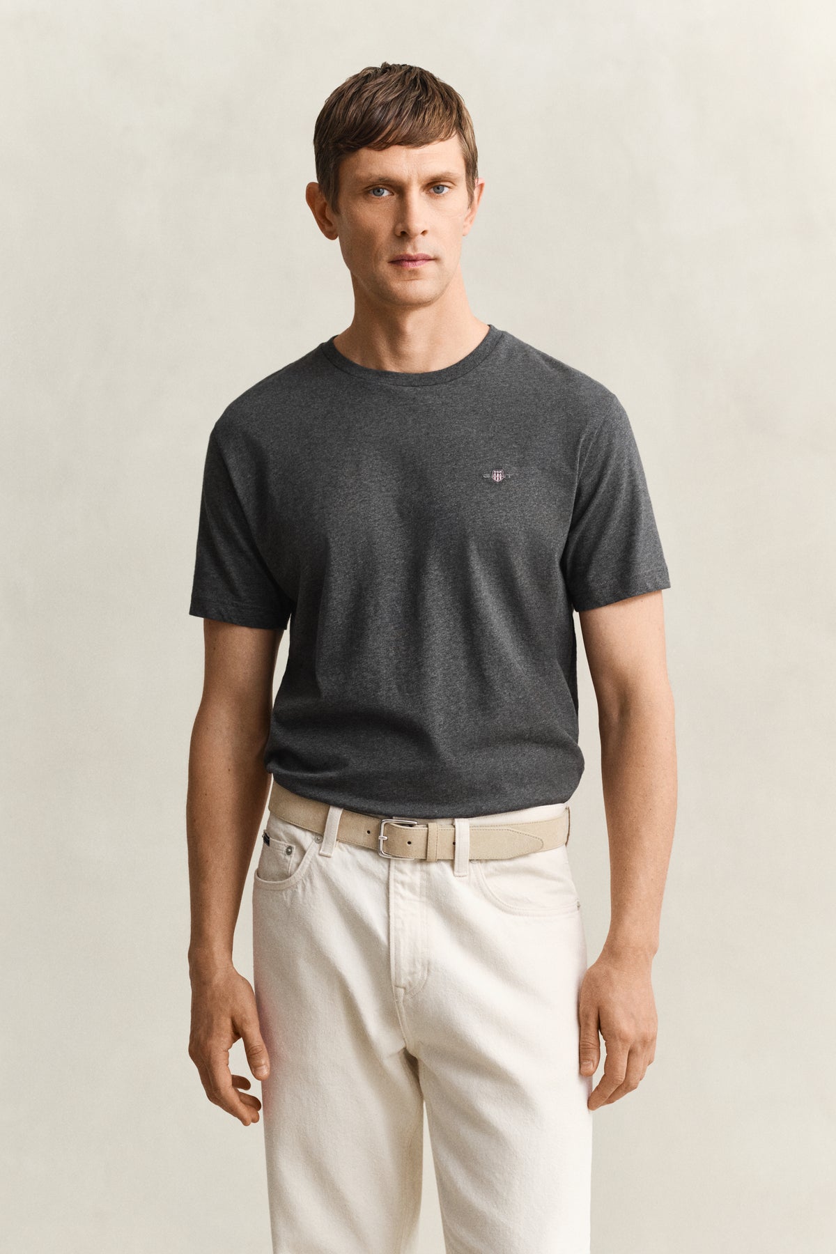 ANTRACIT MELANGE, REG SHIELD SS T-SHIRT, FRONT-VIEW BY GANT AU.