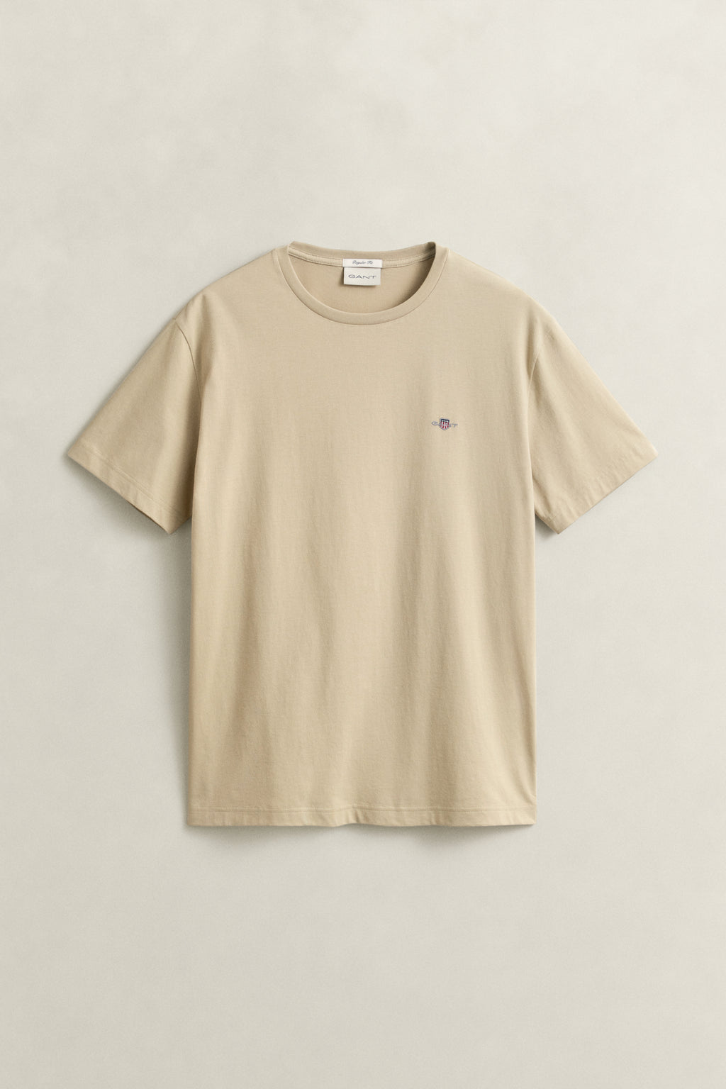 OAT BEIGE, Shield T-Shirt, FLAT-LAY BY GANT AU.