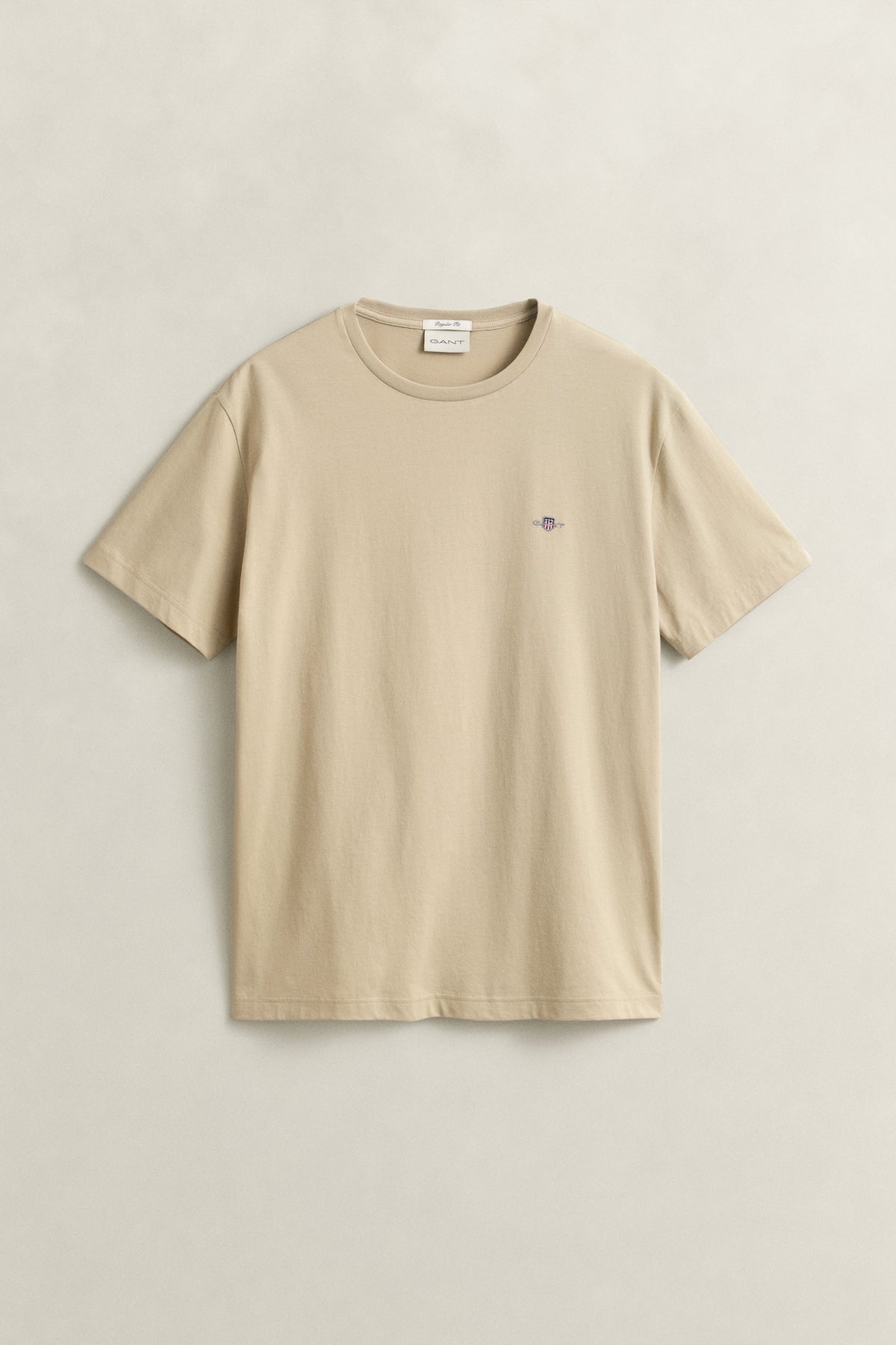OAT BEIGE, Shield T-Shirt, FLAT-LAY BY GANT AU.