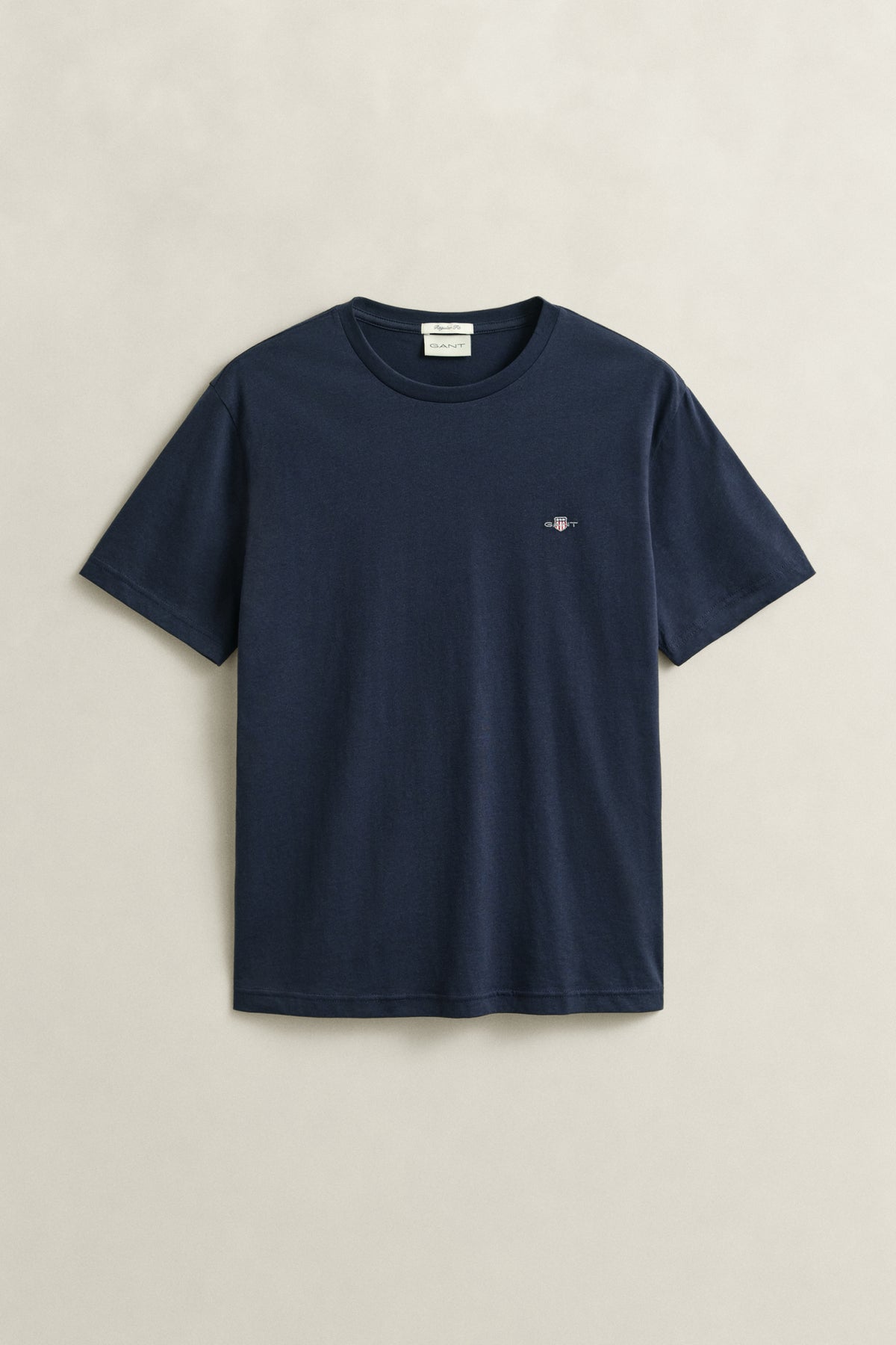 EVENING BLUE, REG SHIELD SS T-SHIRT, FLAT-LAY BY GANT AU.