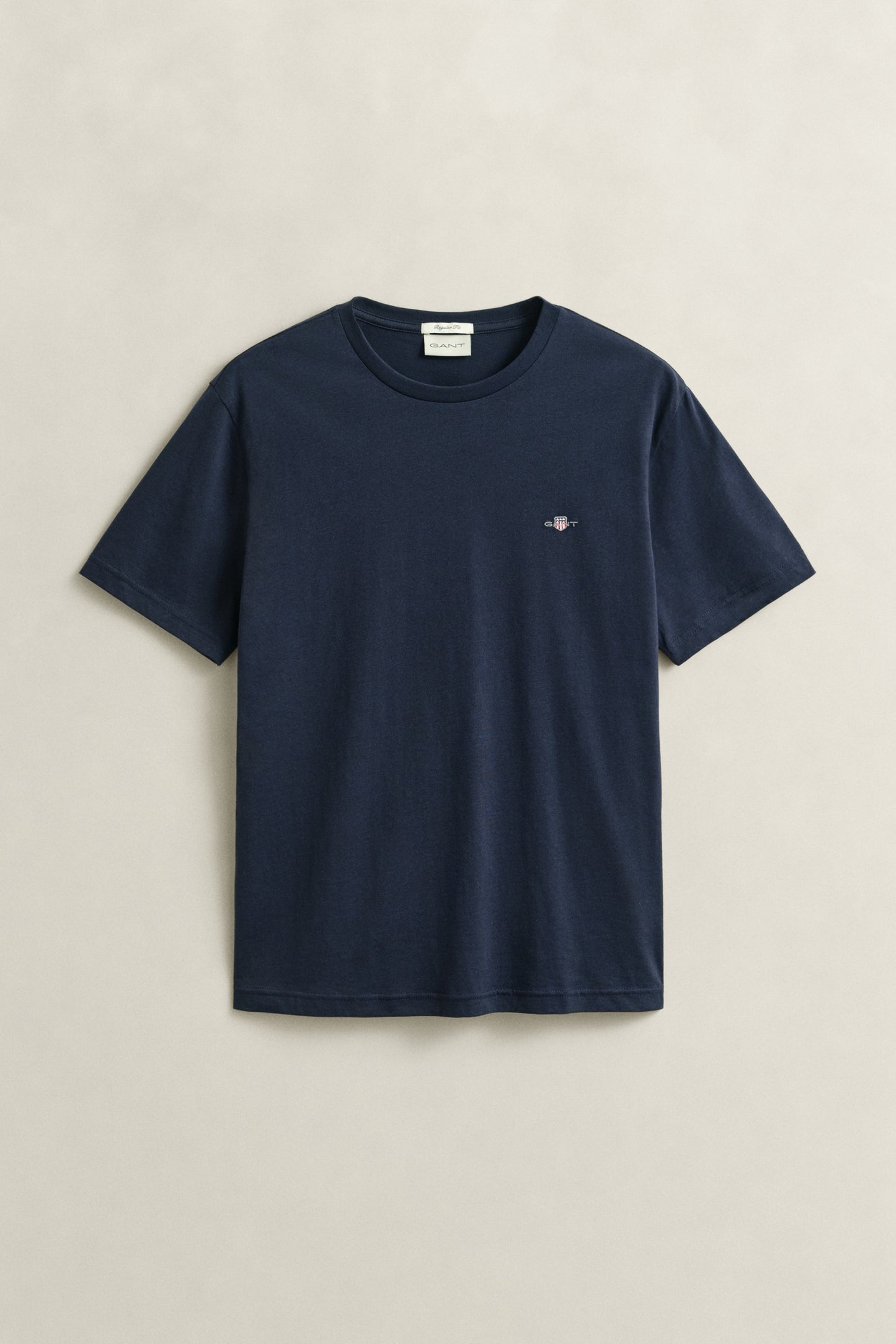 EVENING BLUE, REG SHIELD SS T-SHIRT, FLAT-LAY BY GANT AU.