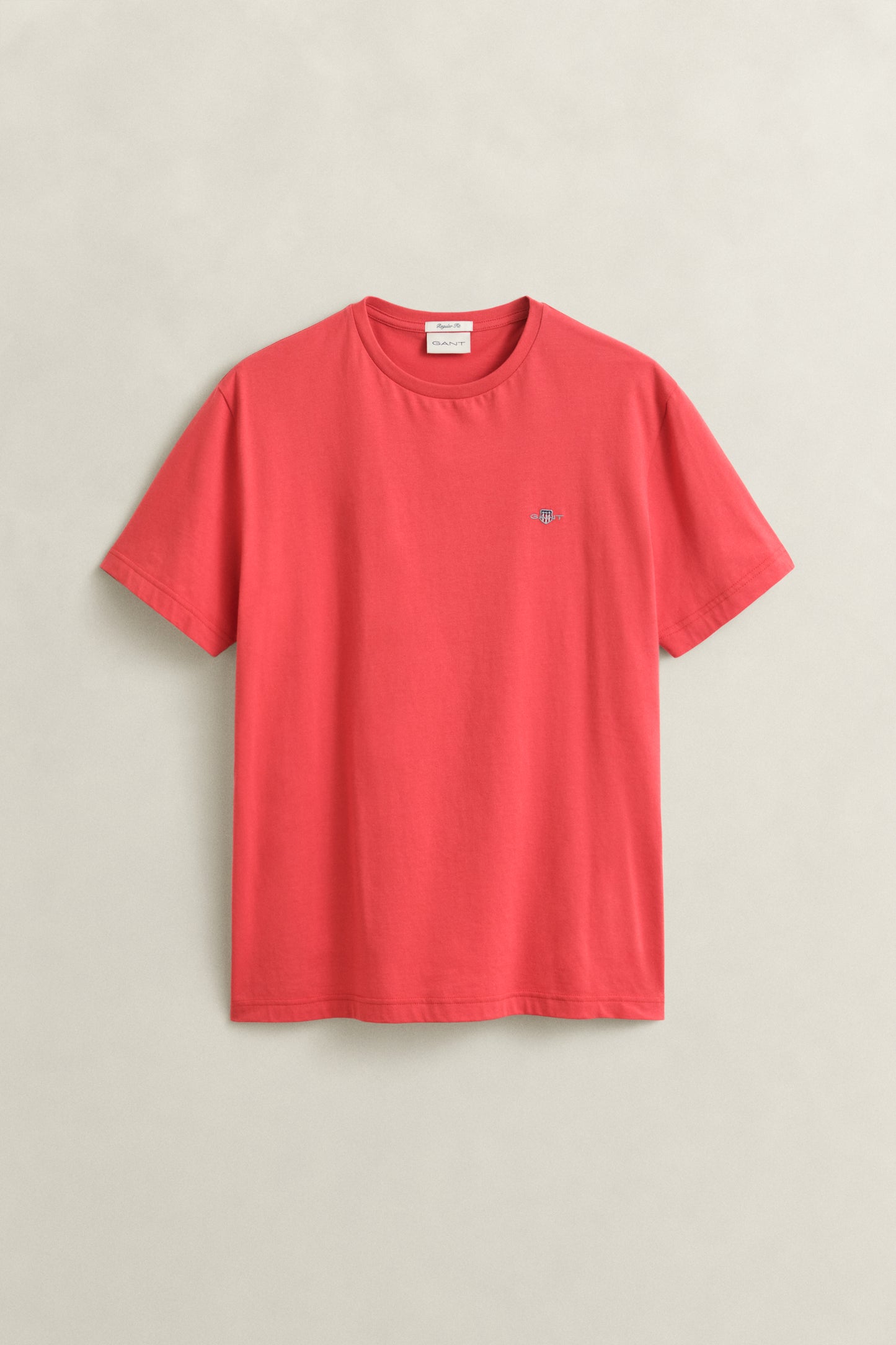 ROSE RED, Shield T-Shirt, FLAT-LAY BY GANT AU.