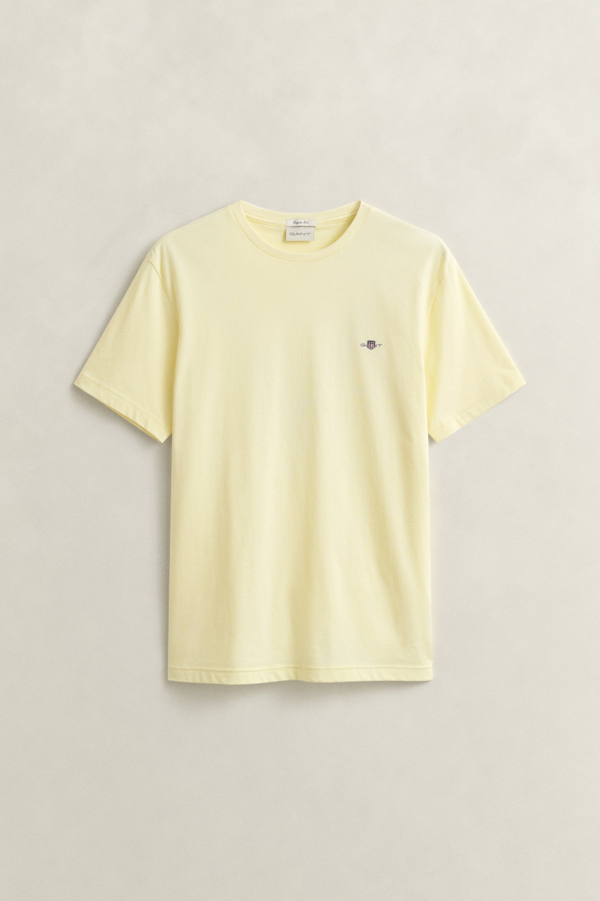 VANILLA YELLOW, Shield T-Shirt, FLAT-LAY BY GANT AU.