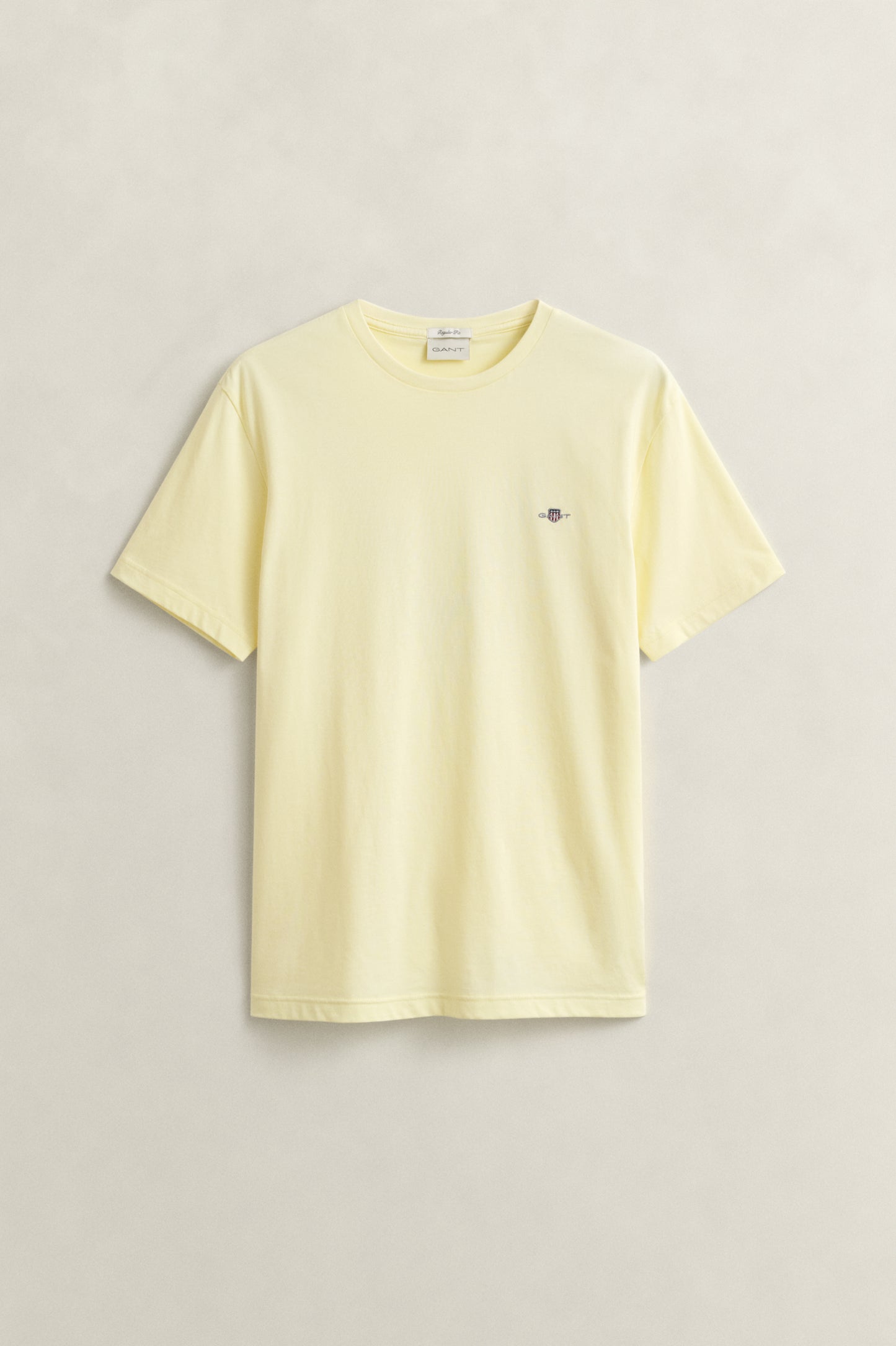VANILLA YELLOW, Shield T-Shirt, FLAT-LAY BY GANT AU.