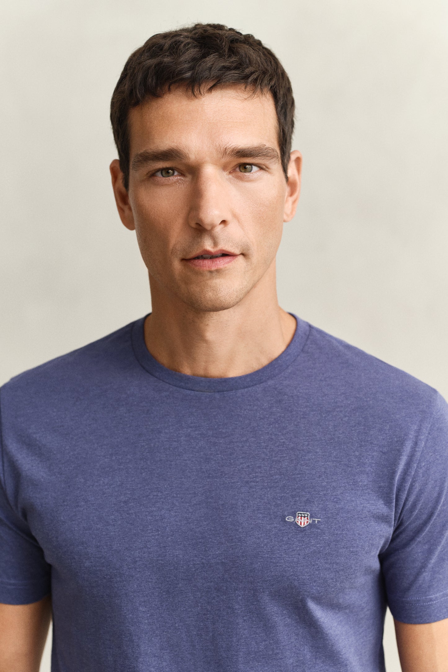 DK JEANSBLUE MELANGE, REG SHIELD SS T-SHIRT, CLOSE-UP BY GANT AU.