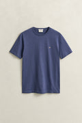 DK JEANSBLUE MELANGE, REG SHIELD SS T-SHIRT, FLAT-LAY BY GANT AU.