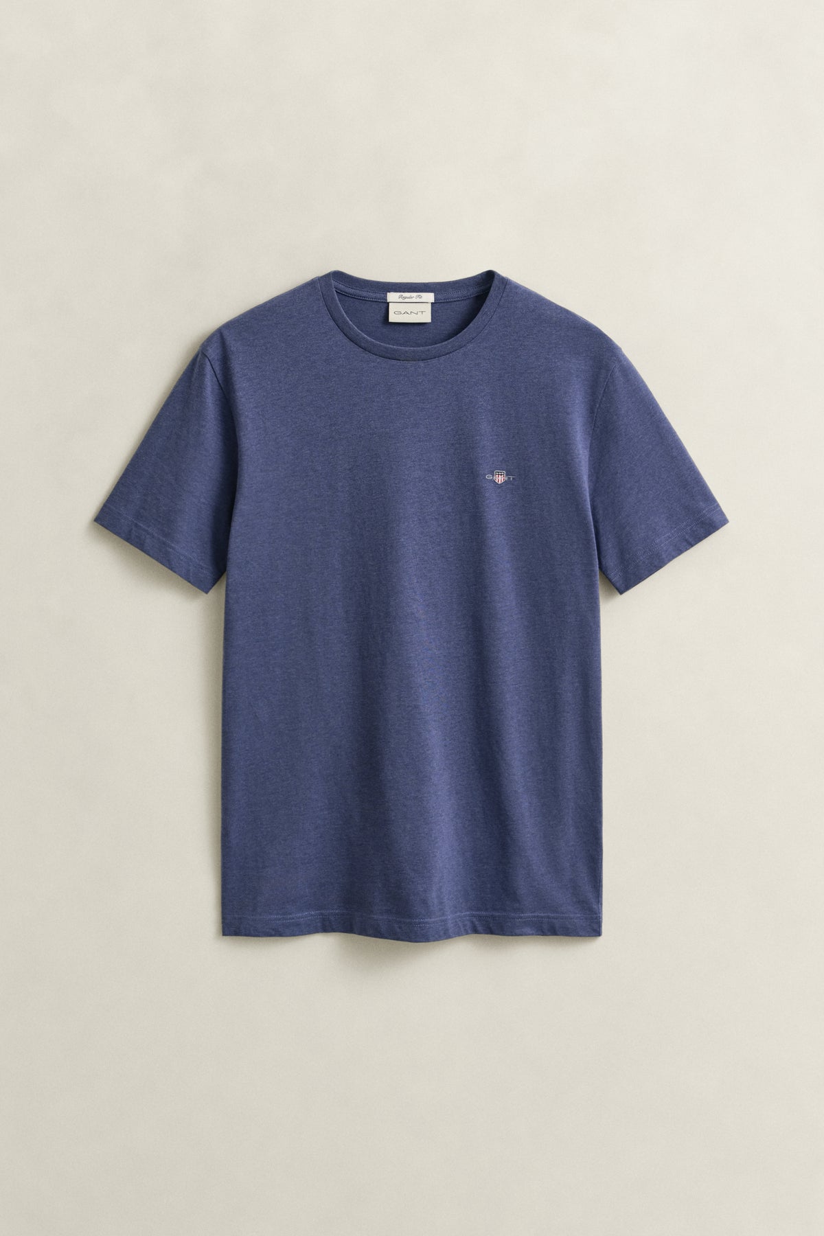 DK JEANSBLUE MELANGE, REG SHIELD SS T-SHIRT, FLAT-LAY BY GANT AU.