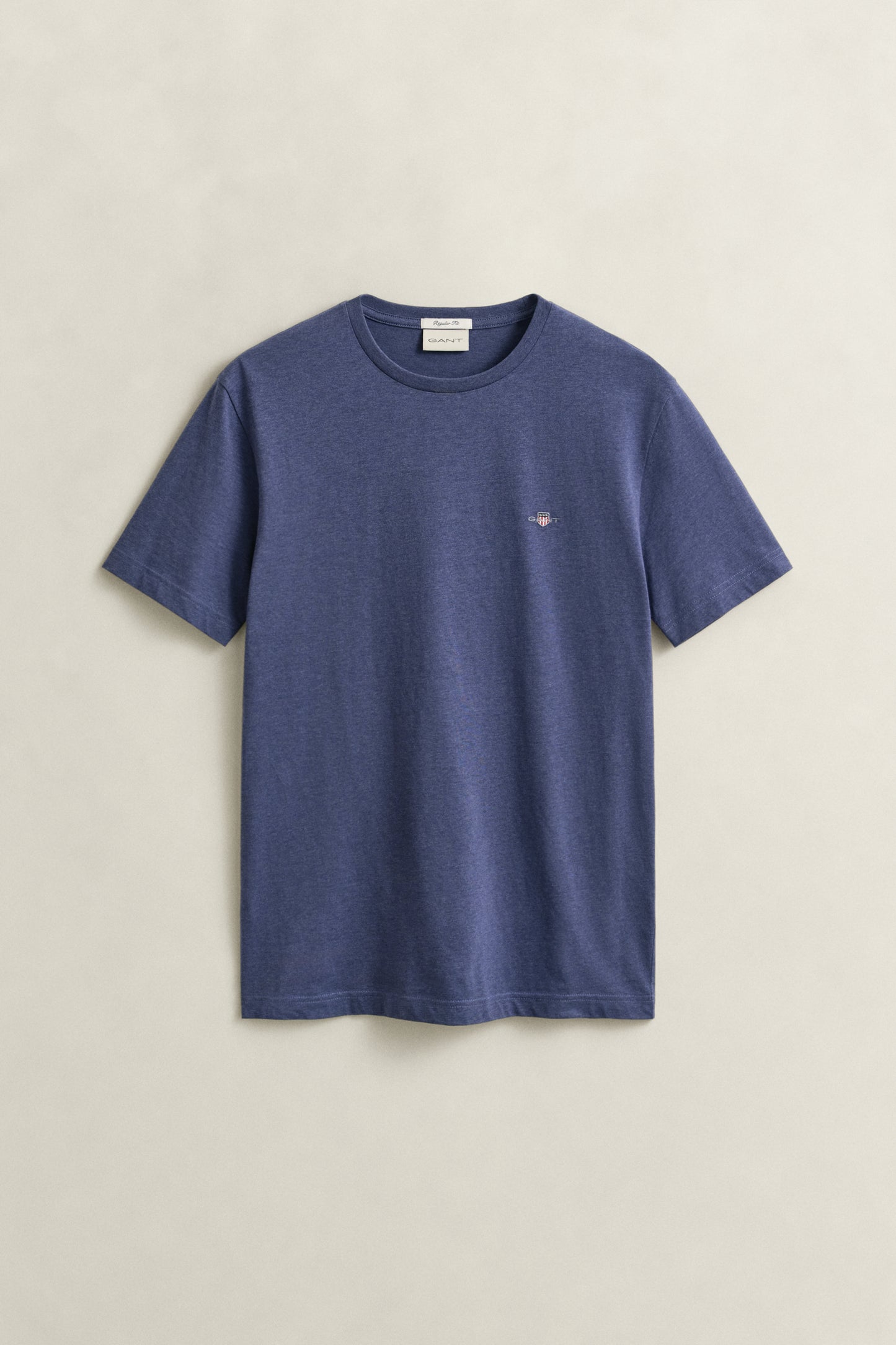 DK JEANSBLUE MELANGE, REG SHIELD SS T-SHIRT, FLAT-LAY BY GANT AU.