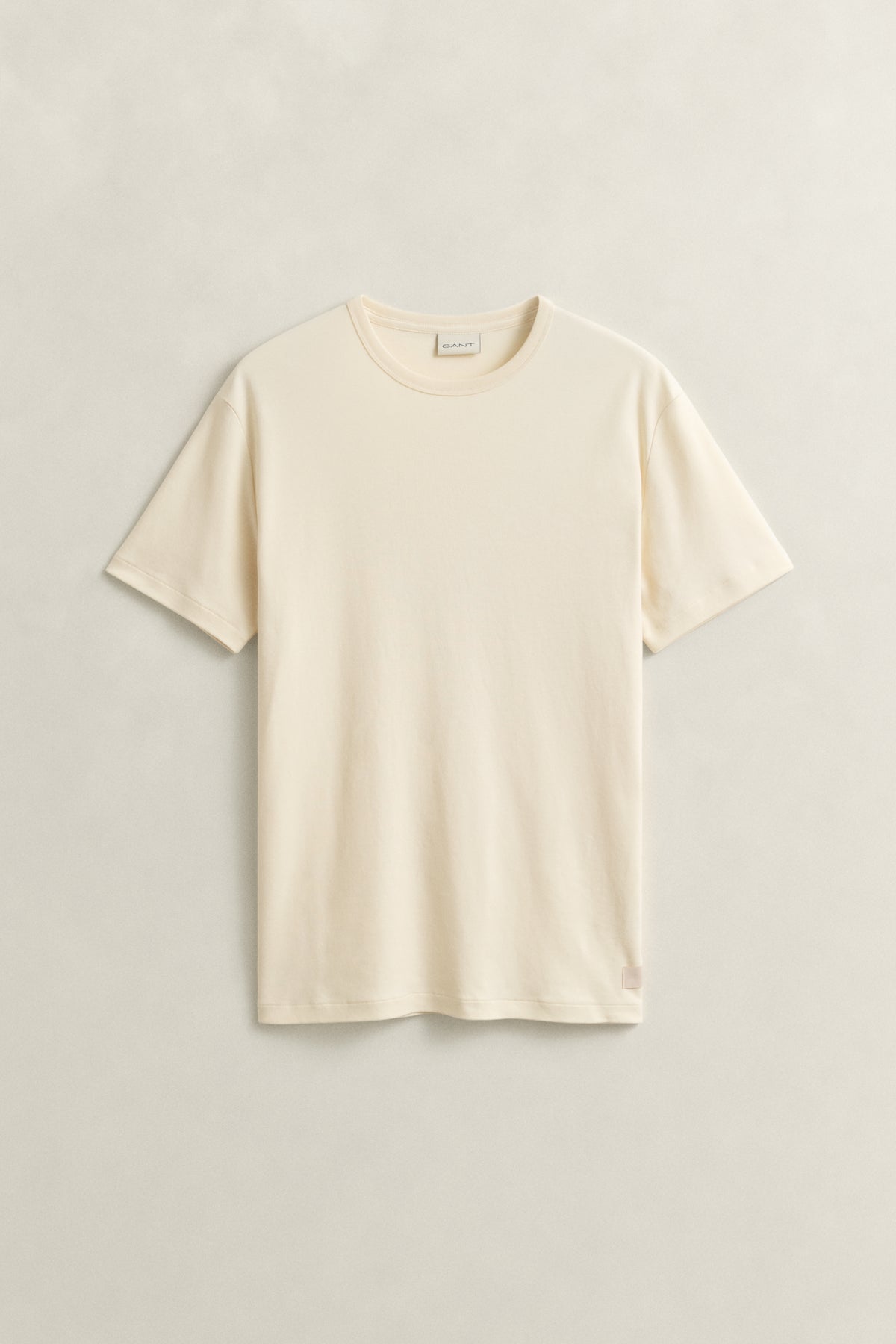 CREAMED WHITE, INTERLOCK SS TSHIRT, FLAT-LAY BY GANT AU.