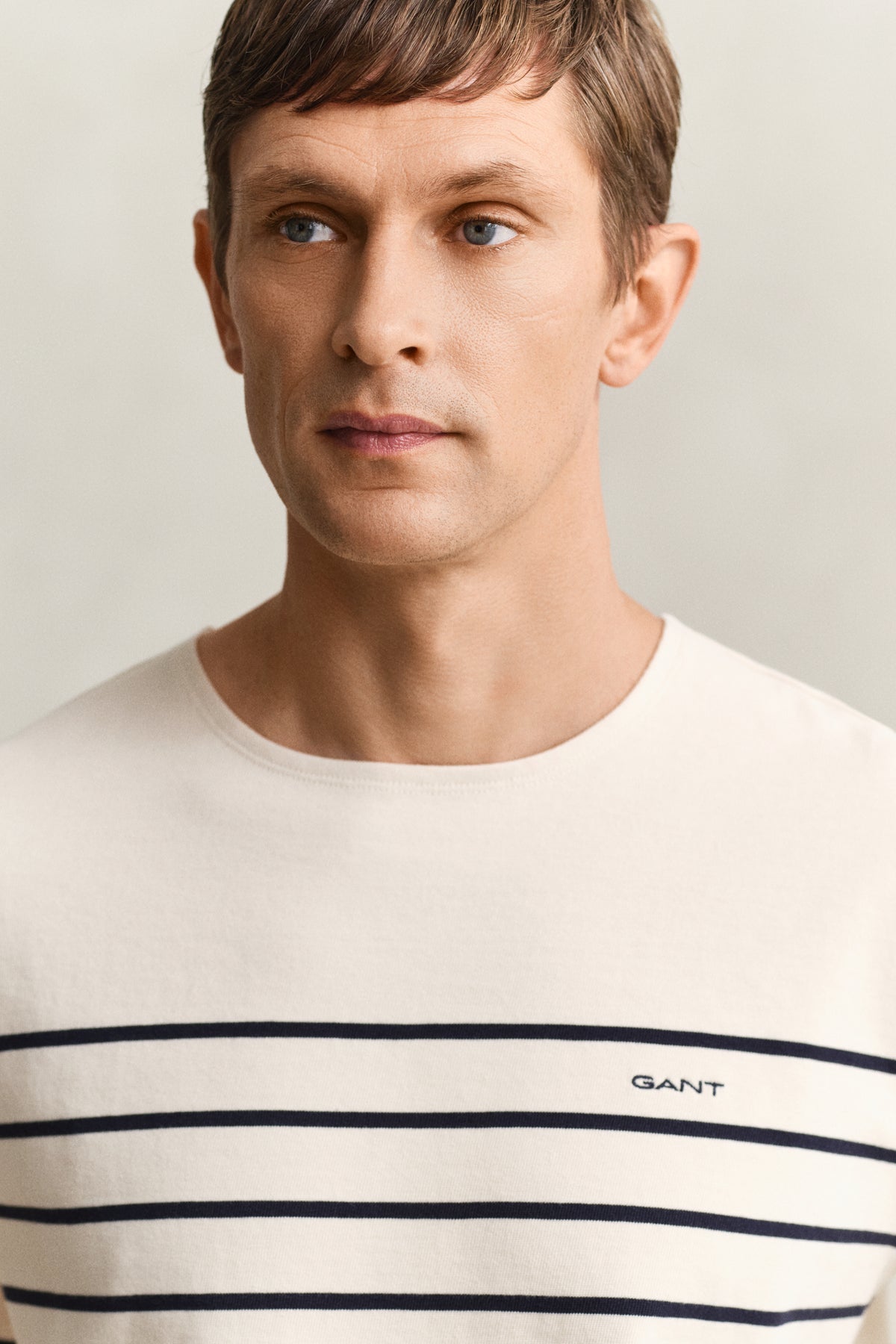CREAMED WHITE, PLACED STRIPE SS TSHIRT, CLOSE-UP BY GANT AU.