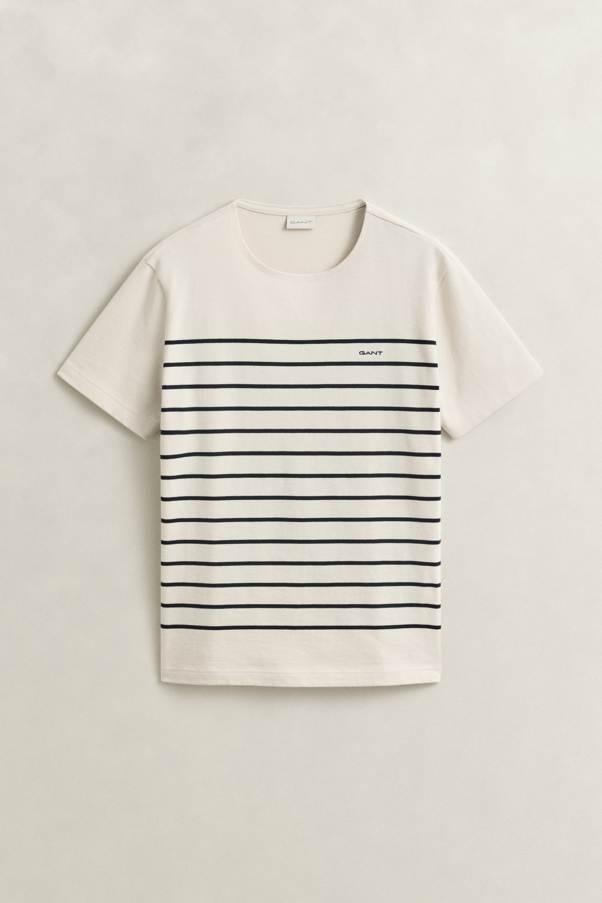 CREAMED WHITE, PLACED STRIPE SS TSHIRT, FLAT-LAY BY GANT AU.