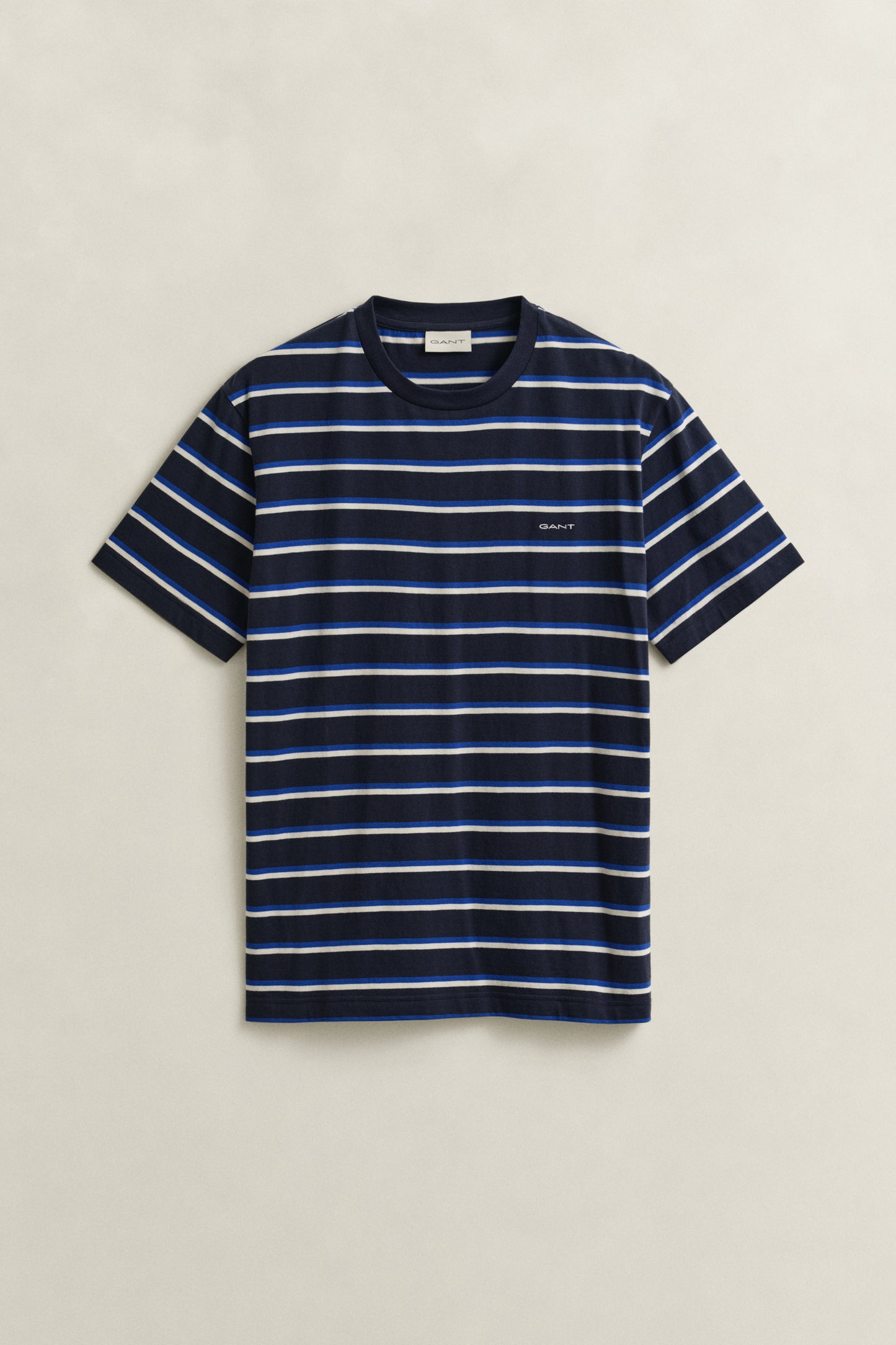 EVENING BLUE, MULTISTRIPE SS TSHIRT, FLAT-LAY BY GANT AU.