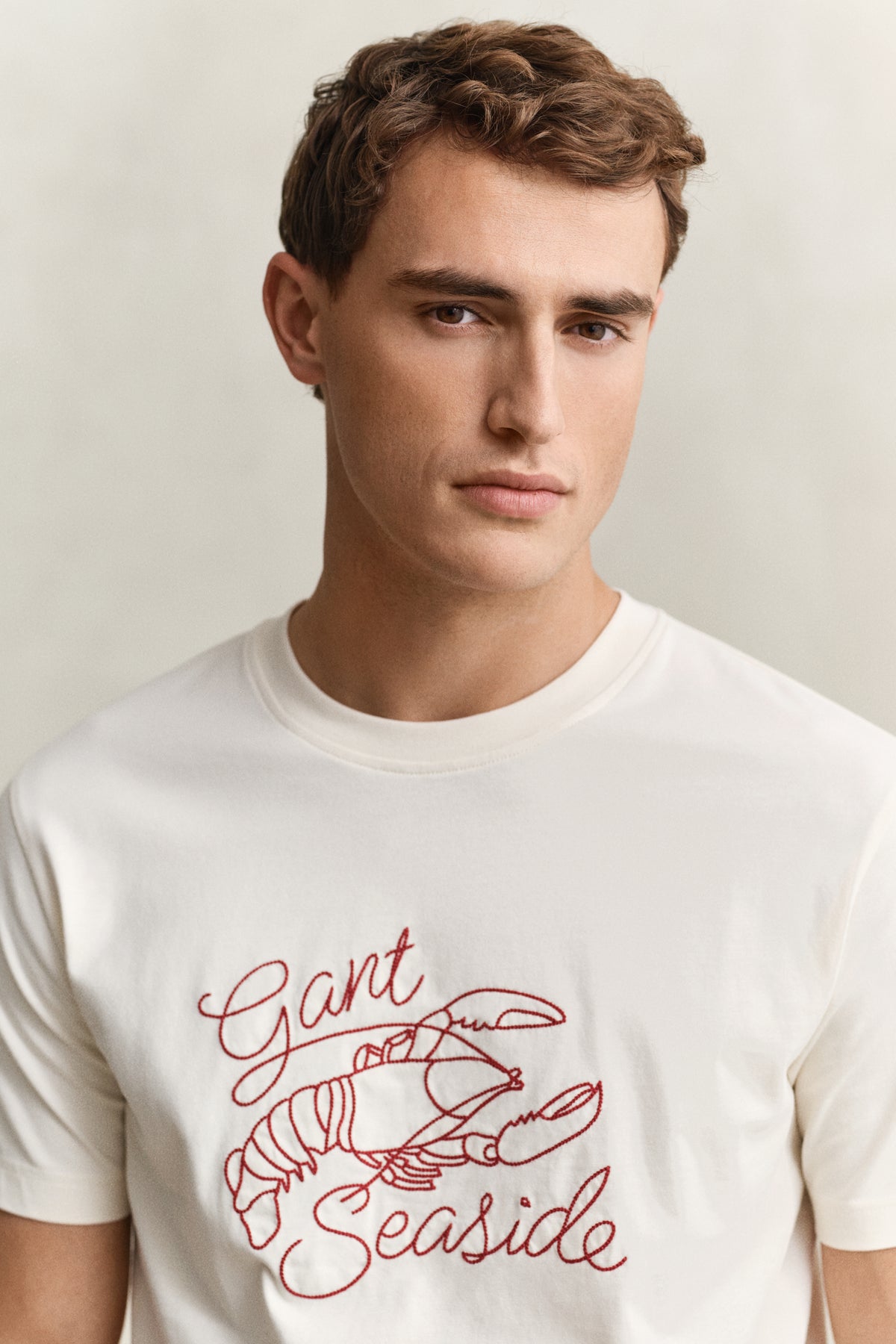 CREAM, EMBROIDERED SS TSHIRT, CLOSE-UP BY GANT AU.