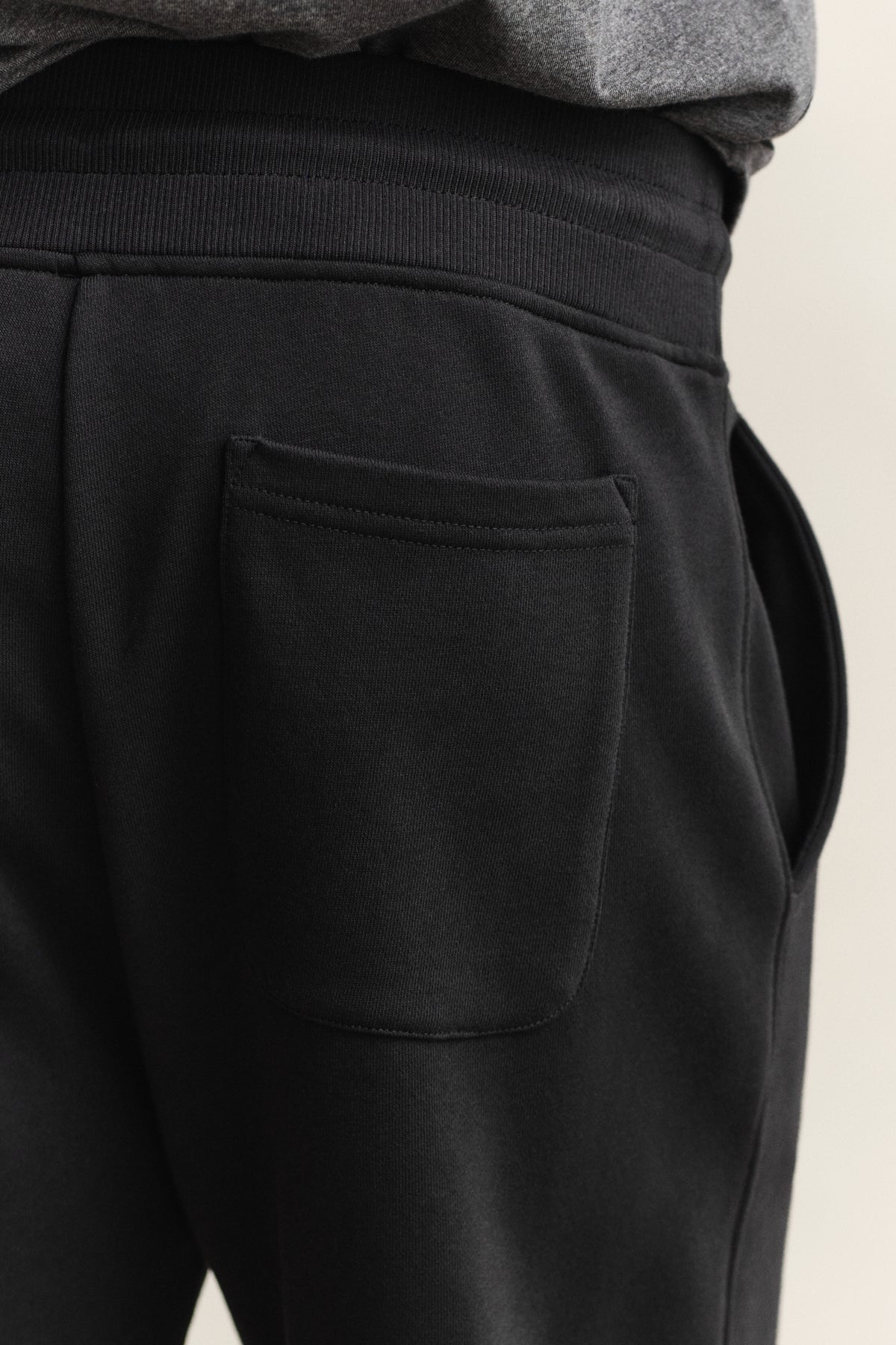BLACK, REG SHIELD SWEATPANTS, CLOSE-UP BY GANT AU.