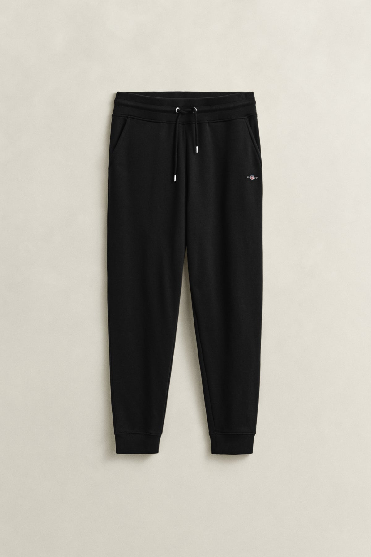 BLACK, REG SHIELD SWEATPANTS, FLAT-LAY BY GANT AU.