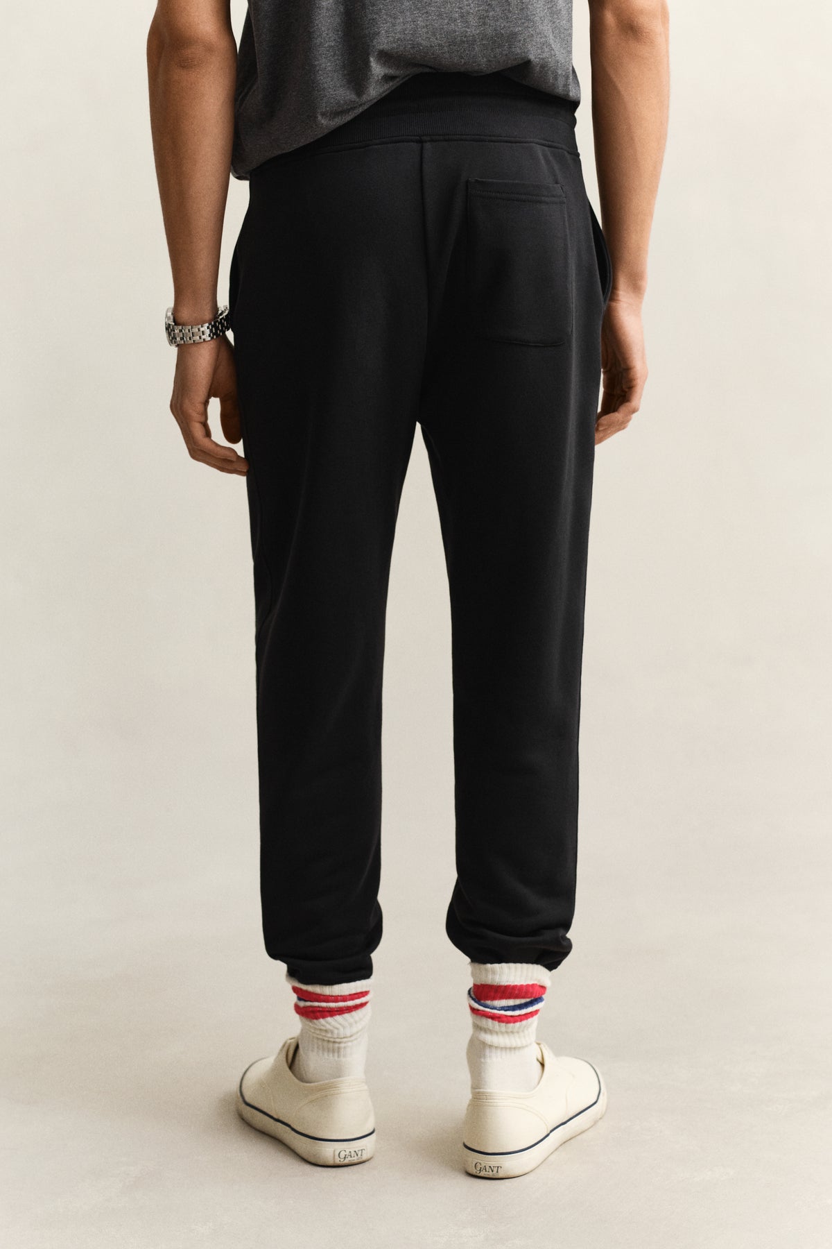 BLACK, REG SHIELD SWEATPANTS, BACK-VIEW BY GANT AU.