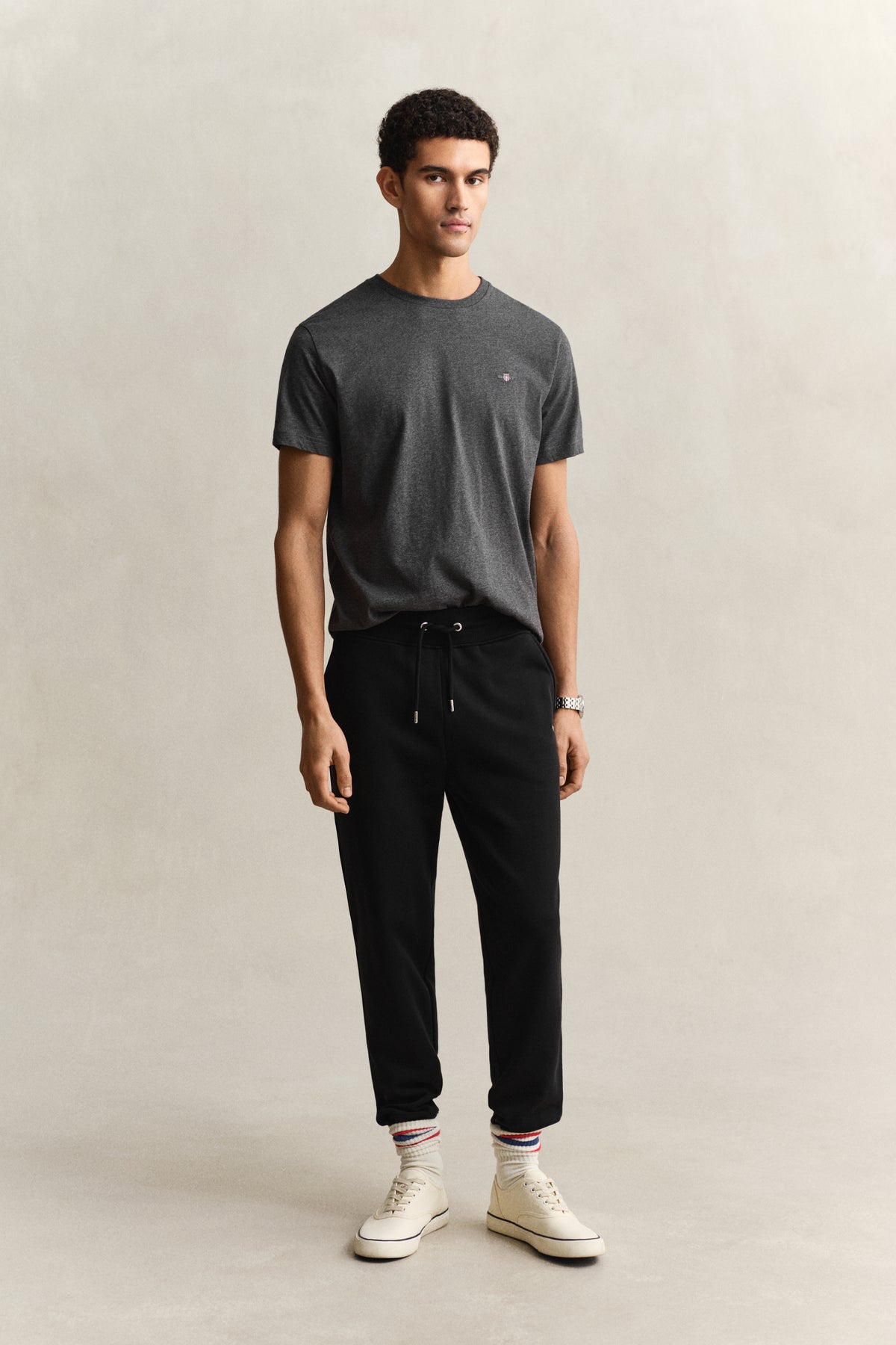BLACK, REG SHIELD SWEATPANTS, FRONT-VIEW BY GANT AU.