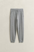 GREY MELANGE, REG SHIELD SWEATPANTS, FLAT-LAY BY GANT AU.