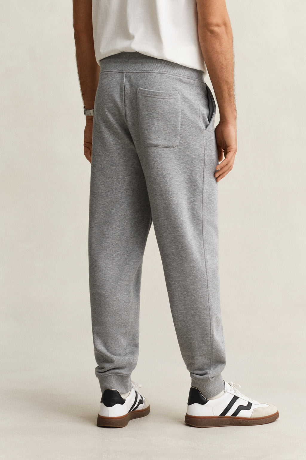 GREY MELANGE, REG SHIELD SWEATPANTS, BACK-VIEW BY GANT AU.