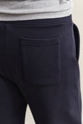 EVENING BLUE, REG SHIELD SWEATPANTS, CLOSE-UP BY GANT AU.