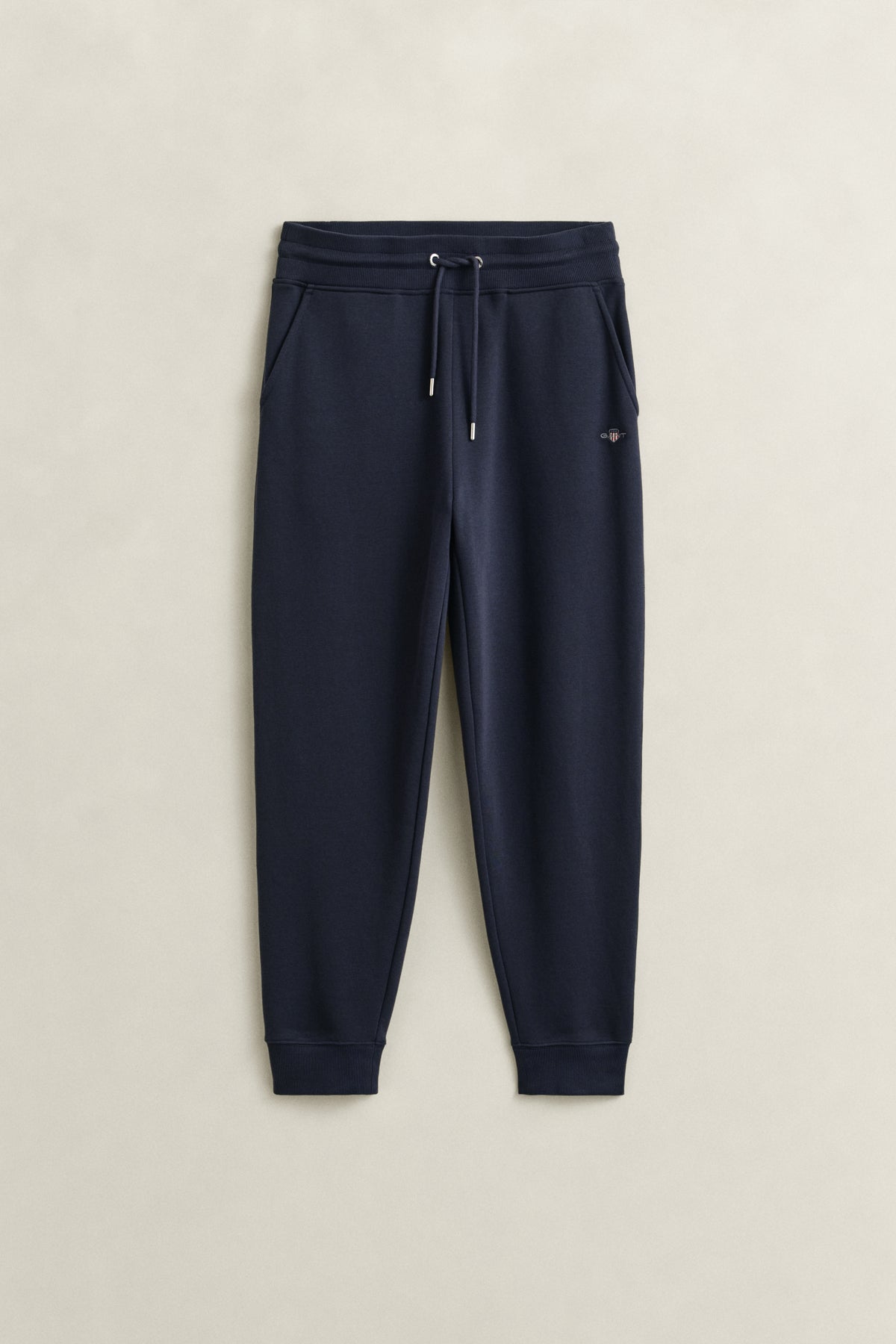 EVENING BLUE, REG SHIELD SWEATPANTS, FLAT-LAY BY GANT AU.