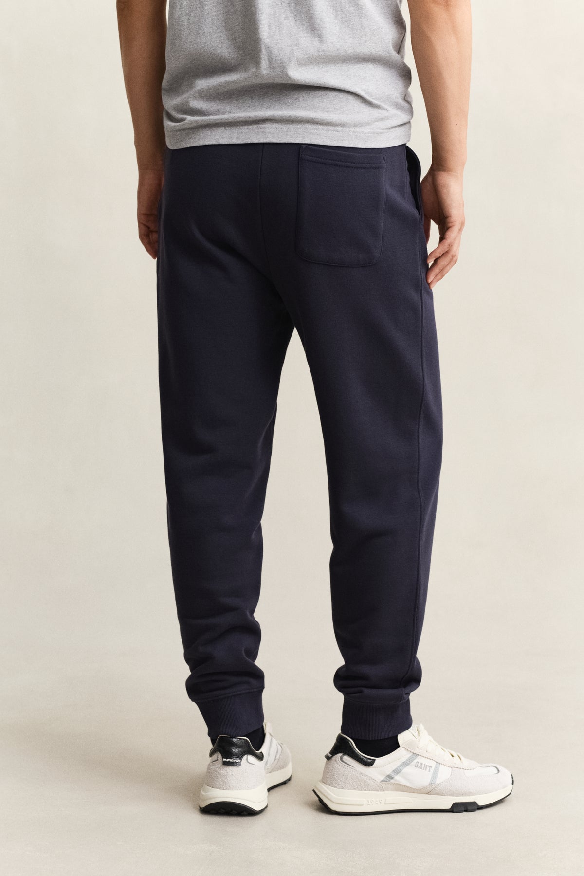 EVENING BLUE, REG SHIELD SWEATPANTS, BACK-VIEW BY GANT AU.