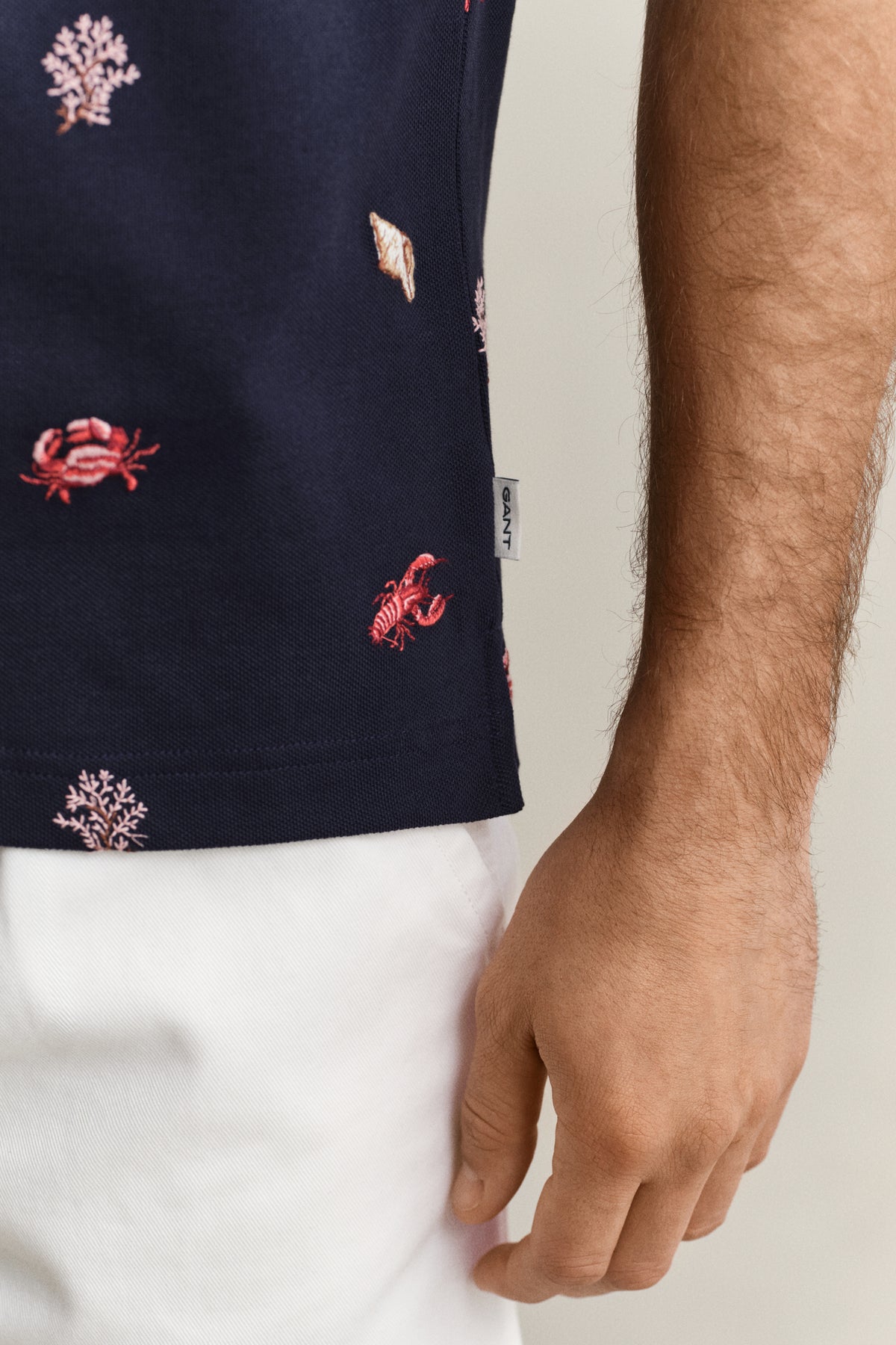 EVENING BLUE, EMBROIDERED SS POLO, CLOSE-UP BY GANT AU.