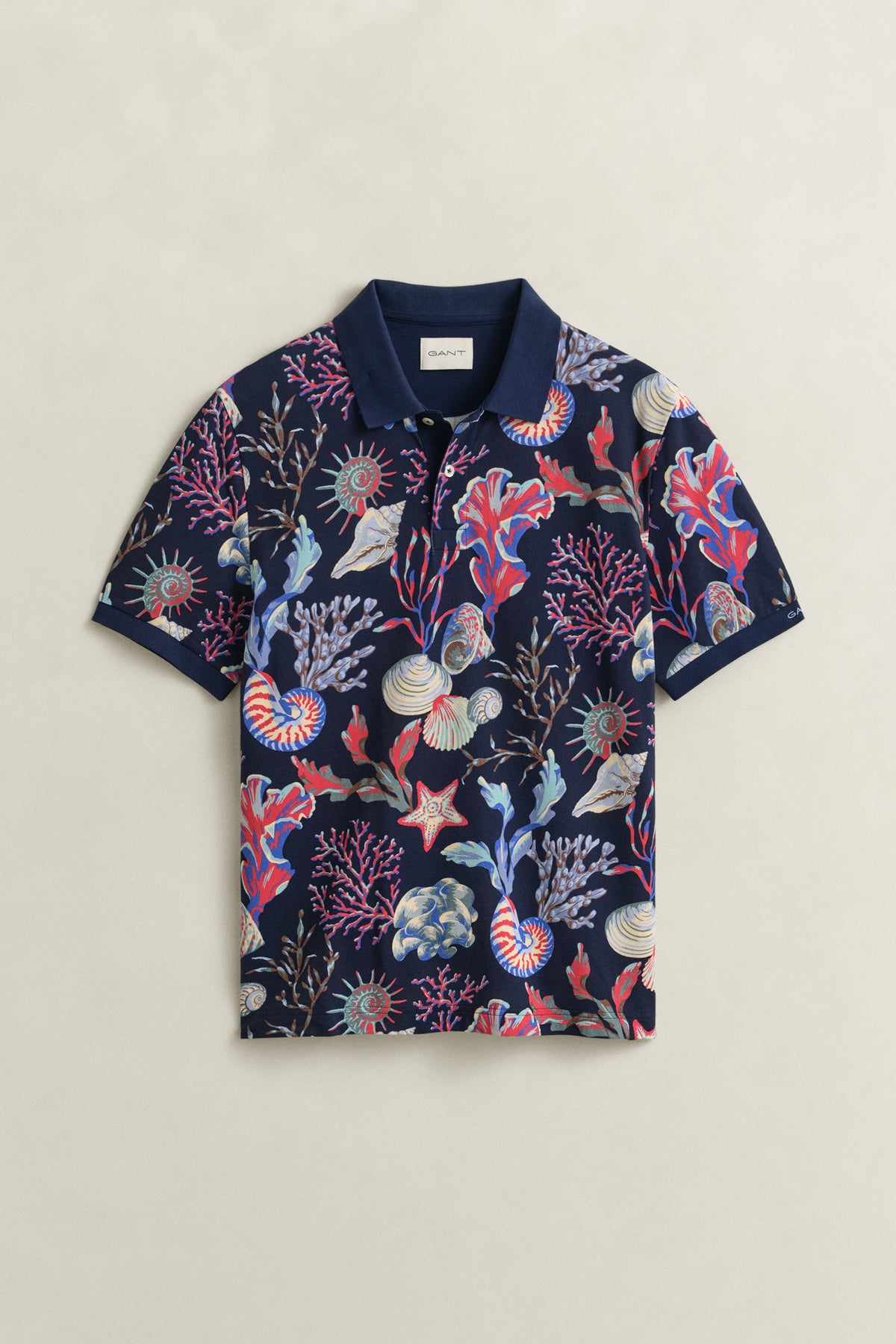 CLASSIC BLUE, PRINTED SS POLO, FLAT-LAY BY GANT AU.