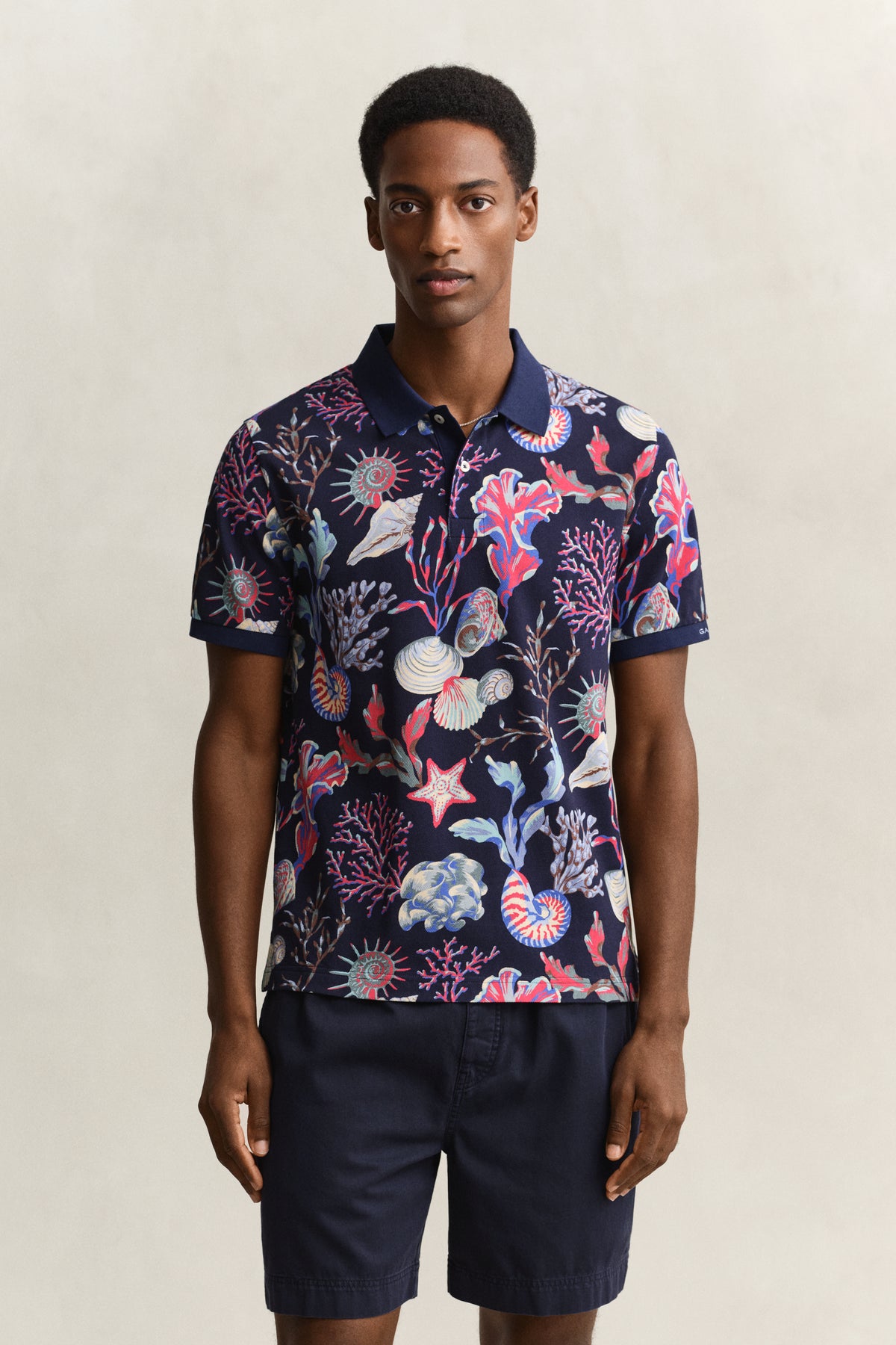CLASSIC BLUE, PRINTED SS POLO, FRONT-VIEW BY GANT AU.