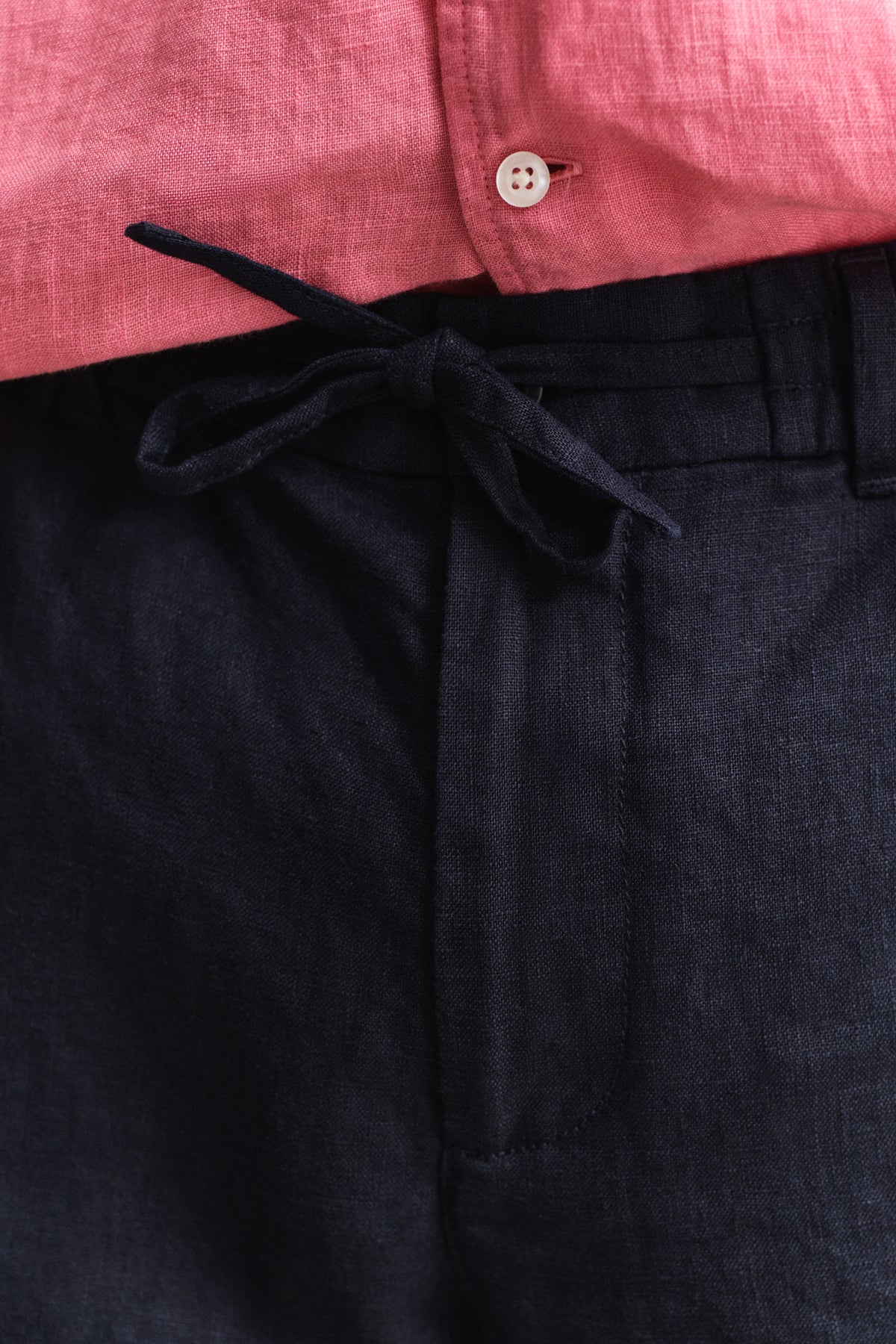 MODEL WEARING REG LINEN DS SHORTS