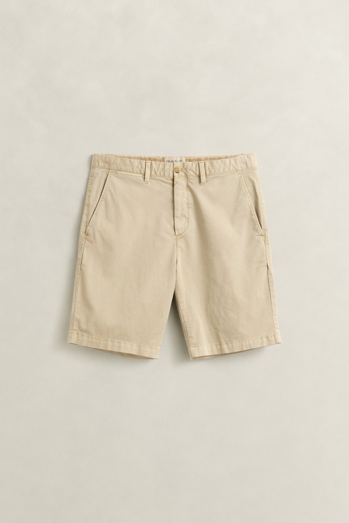 OAT BEIGE, REG SUNFADED CHINO SHORTS, FLAT-LAY BY GANT AU.