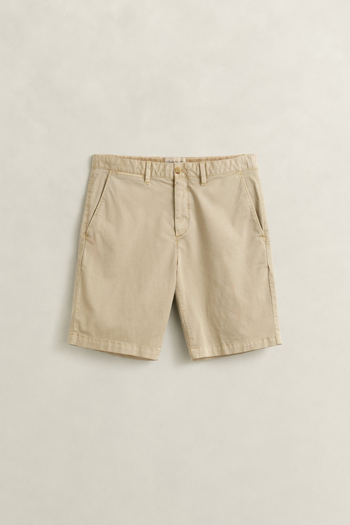 OAT BEIGE, REG SUNFADED CHINO SHORTS, FLAT-LAY BY GANT AU.
