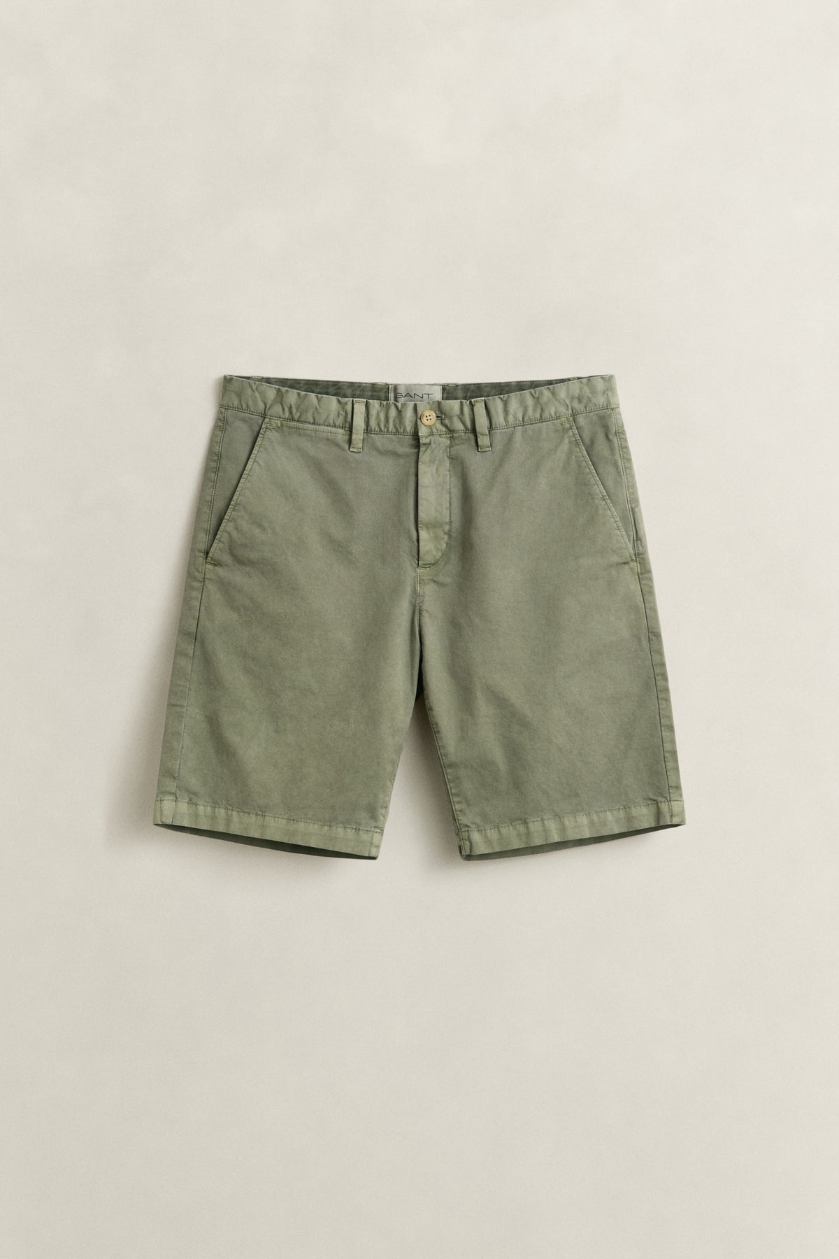 DRY HERB GREEN, REG SUNFADED CHINO SHORTS, FLAT-LAY BY GANT AU.