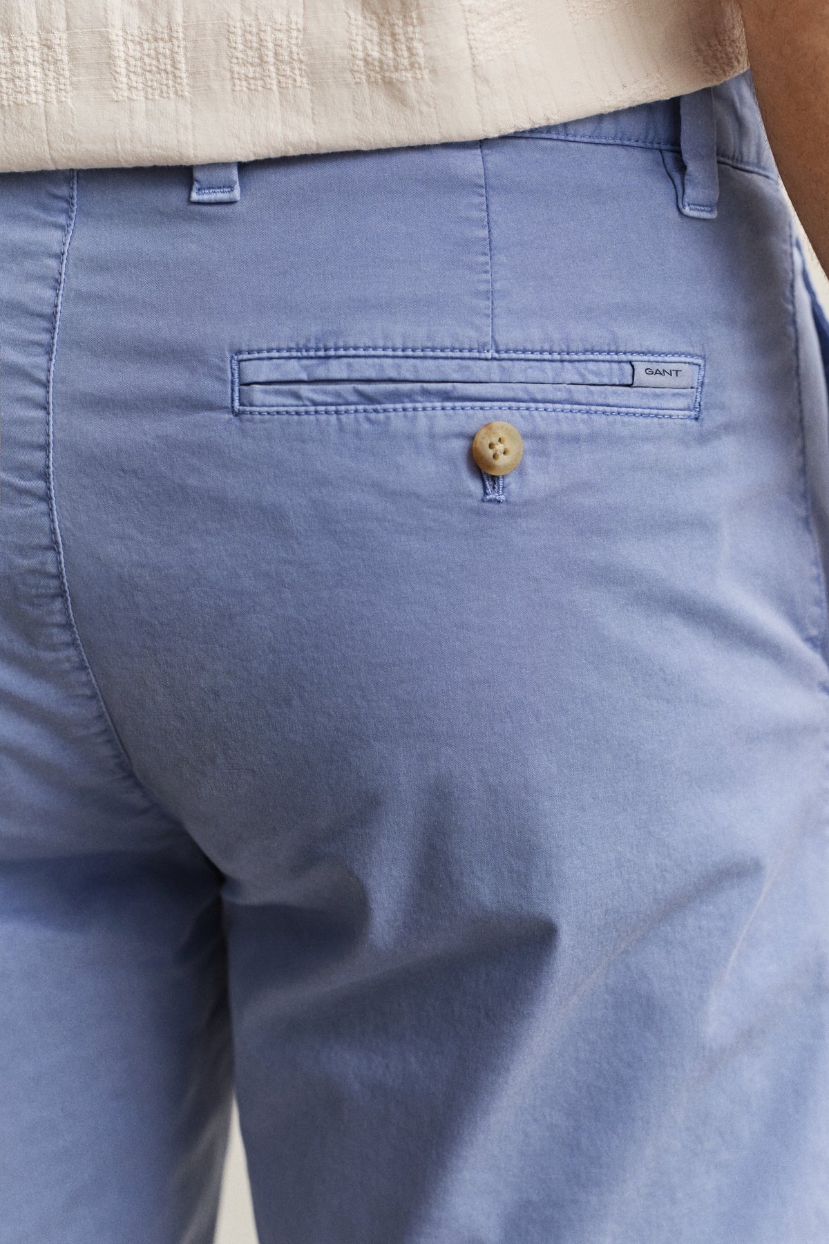 FADED DENIM, REG SUNFADED CHINO SHORTS, CLOSE-UP BY GANT AU.