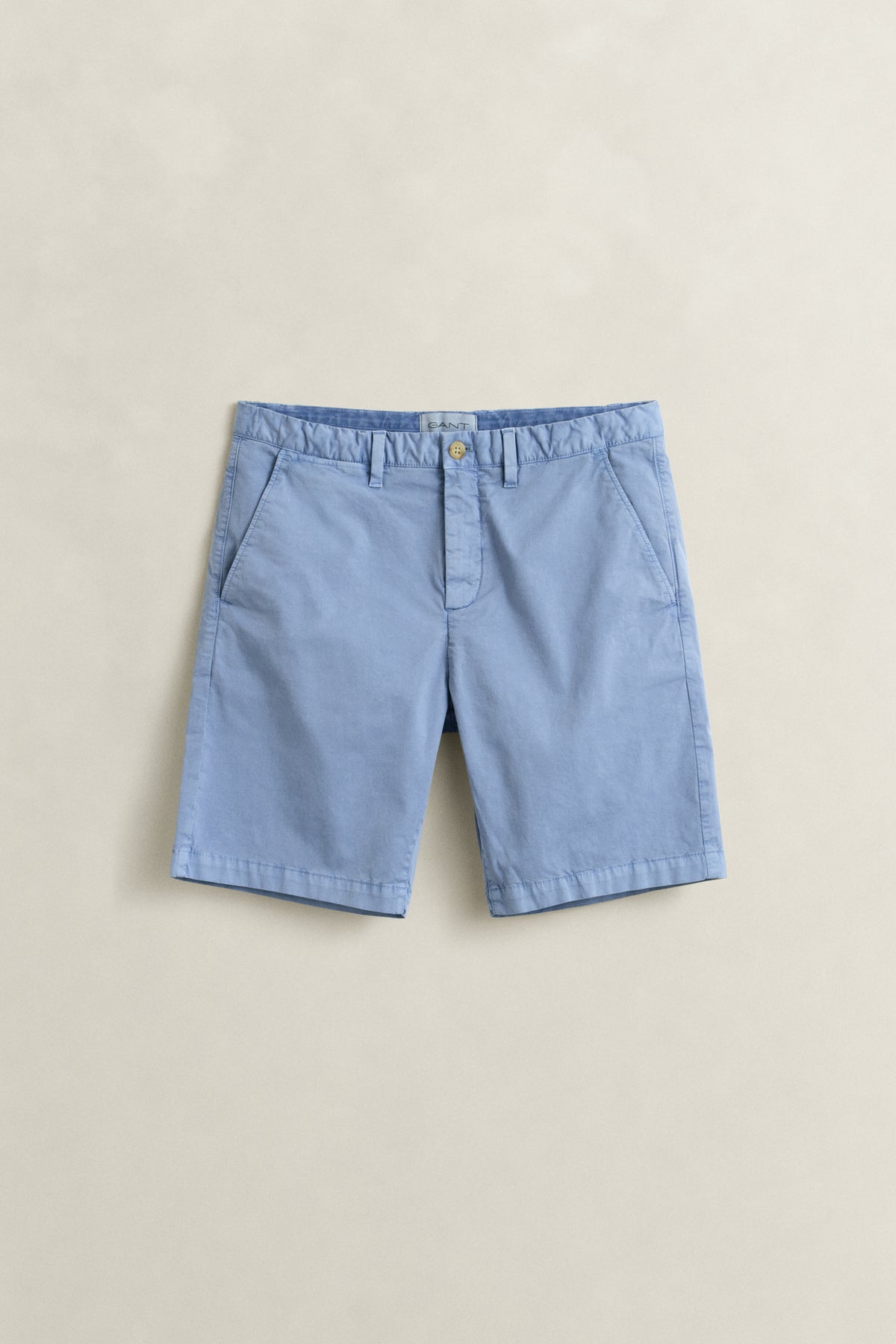 FADED DENIM, REG SUNFADED CHINO SHORTS, FLAT-LAY BY GANT AU.