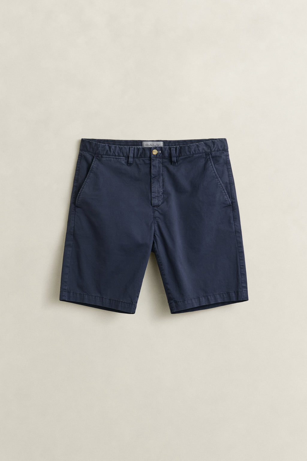 EVENING BLUE, REG SUNFADED CHINO SHORTS, FLAT-LAY BY GANT AU.