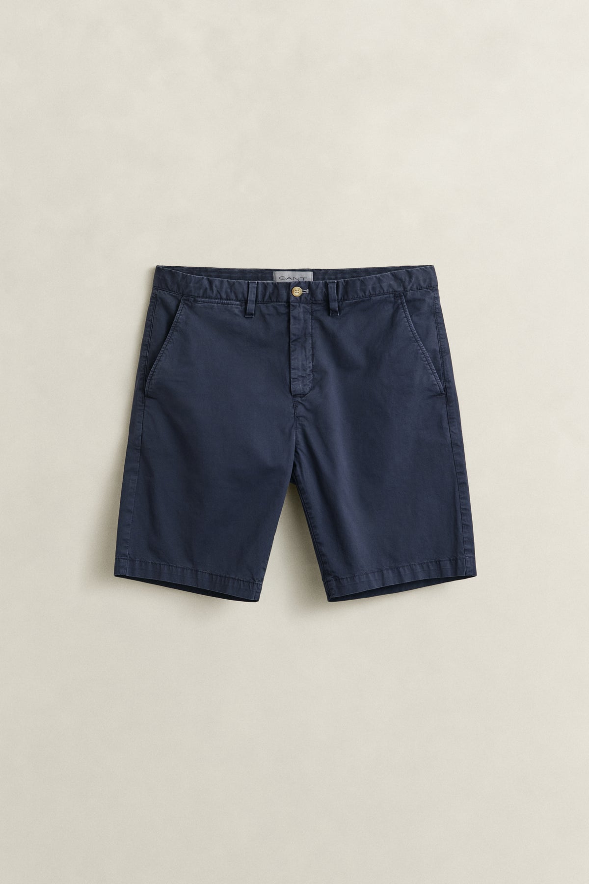 EVENING BLUE, REG SUNFADED CHINO SHORTS, FLAT-LAY BY GANT AU.