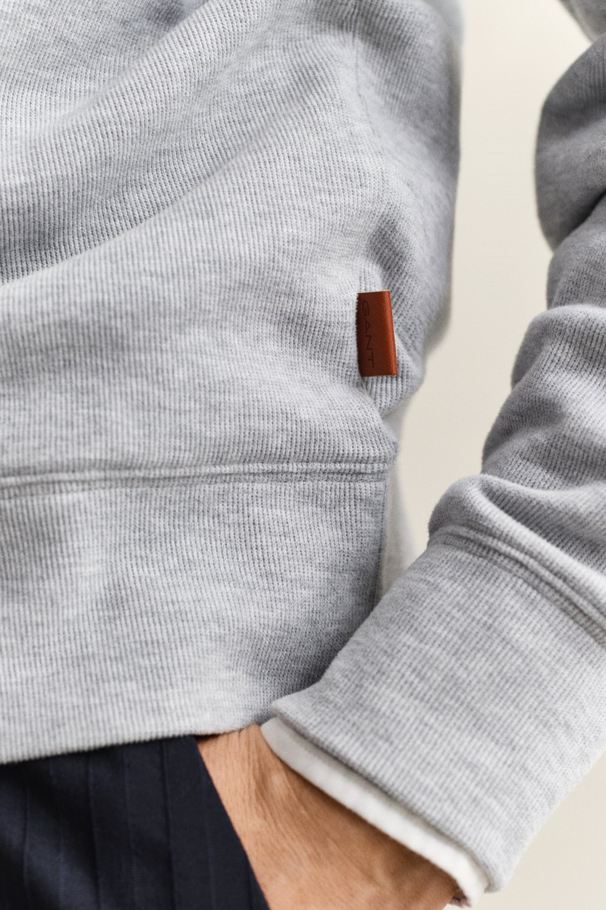 GREY MELANGE, LIGHT SACKER HALF ZIP, CLOSE-UP BY GANT AU.