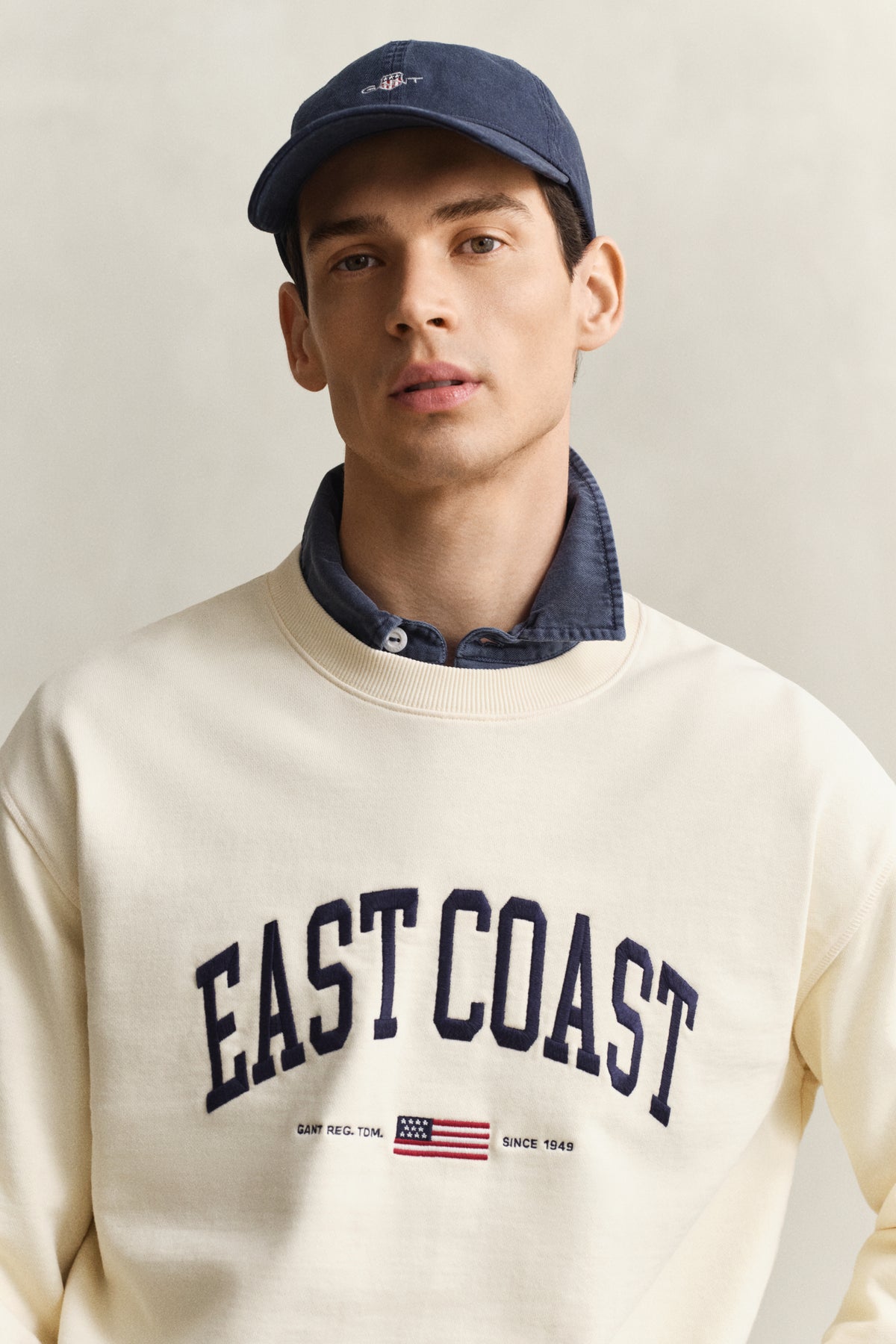 CREAM, SPRAY GRAPHIC C-NECK, CLOSE-UP BY GANT AU.